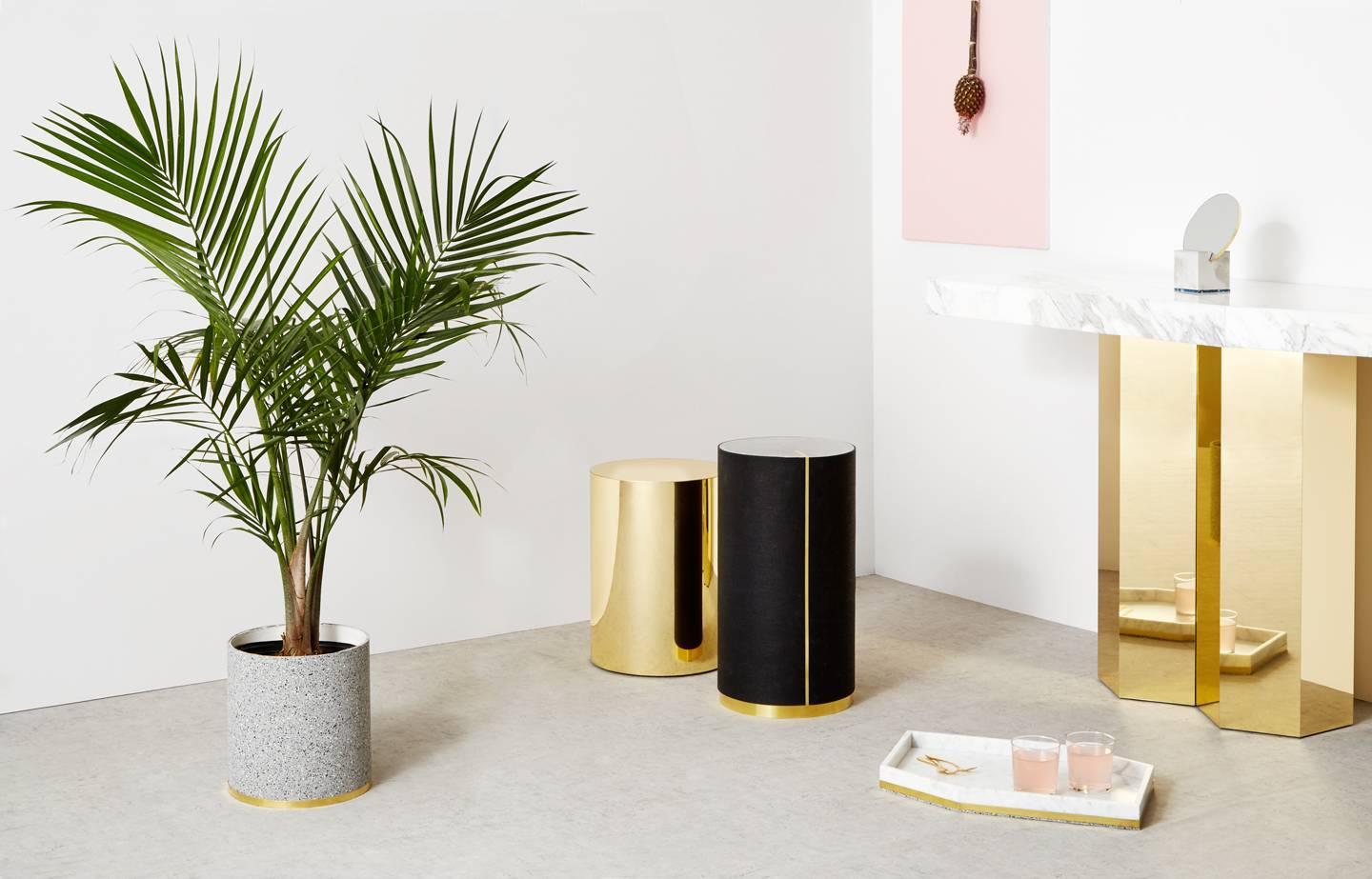 Polished brass finish cylinder side table. Rubber feet for stability and floor protection.
Pairs beautifully with a rubber CYL.
Shown with rubber CYL II in pure black, and rubber planter.

Measures: 12