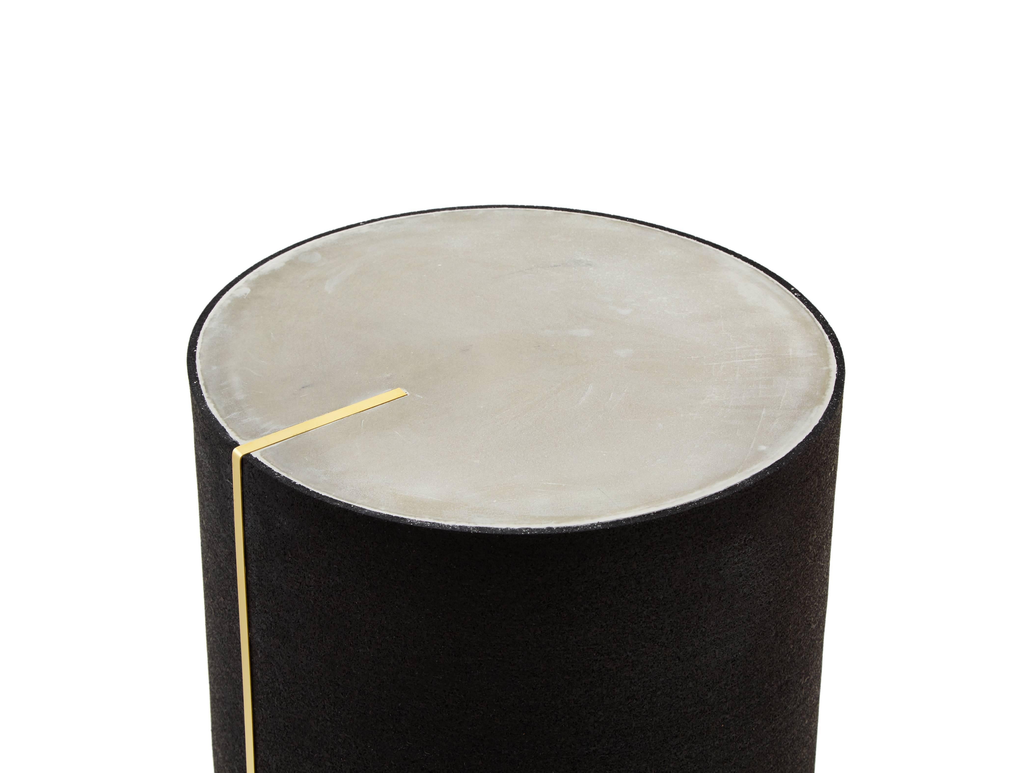Rubber and concrete cylinder cast with a brass inlay.
Also available in speckled black, royal, and gris.

Measures: Diameter 10