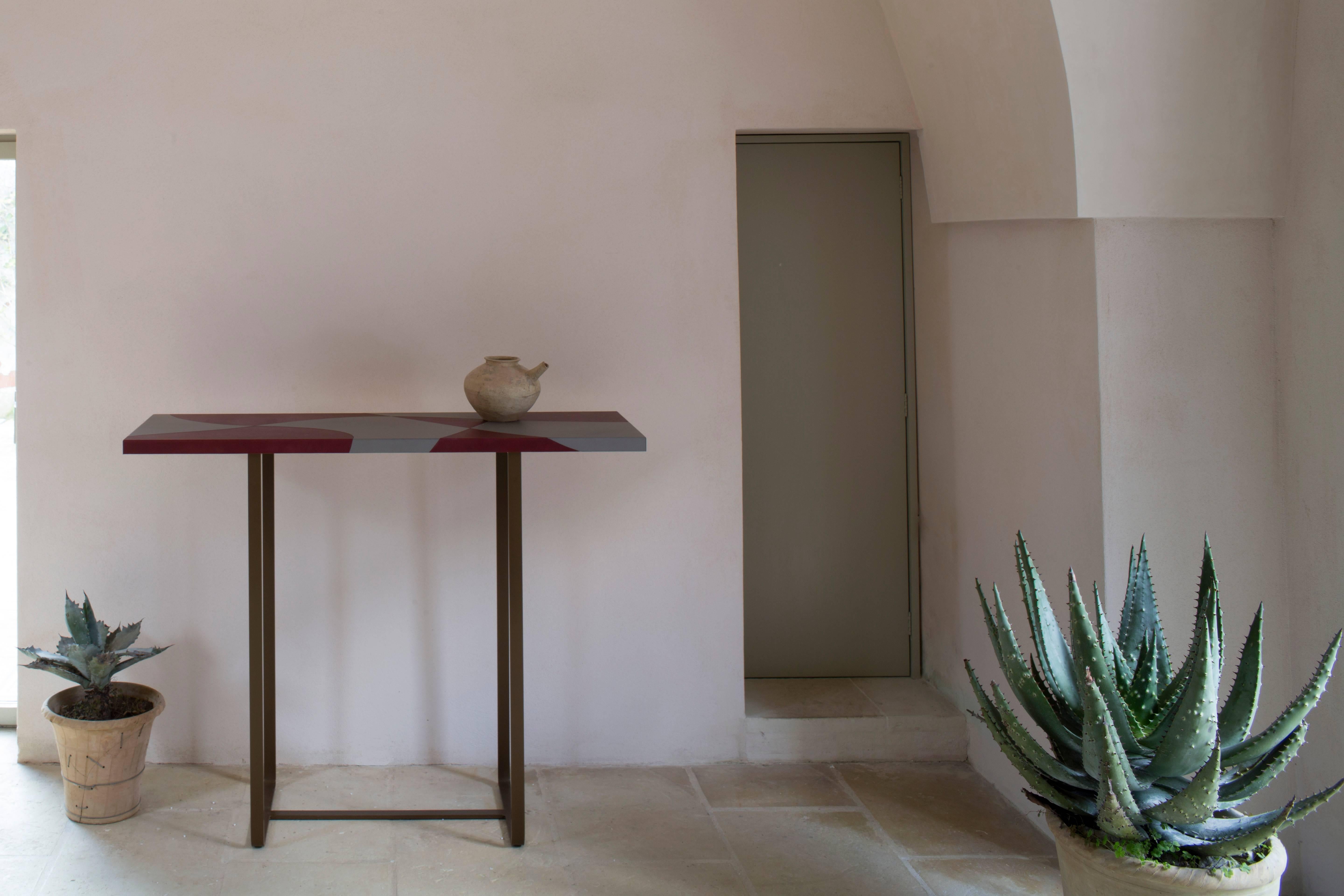 XXIe siècle et contemporain Console « Floras » à plateau en cuir incrusté de Nestor Perkal pour Oscar Maschera en vente