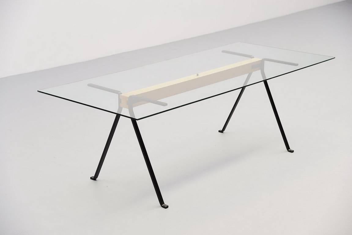 italien Table « Frame » avec plateau en verre trempé, poutre de bois et acier de E. Mari pour Driade en vente