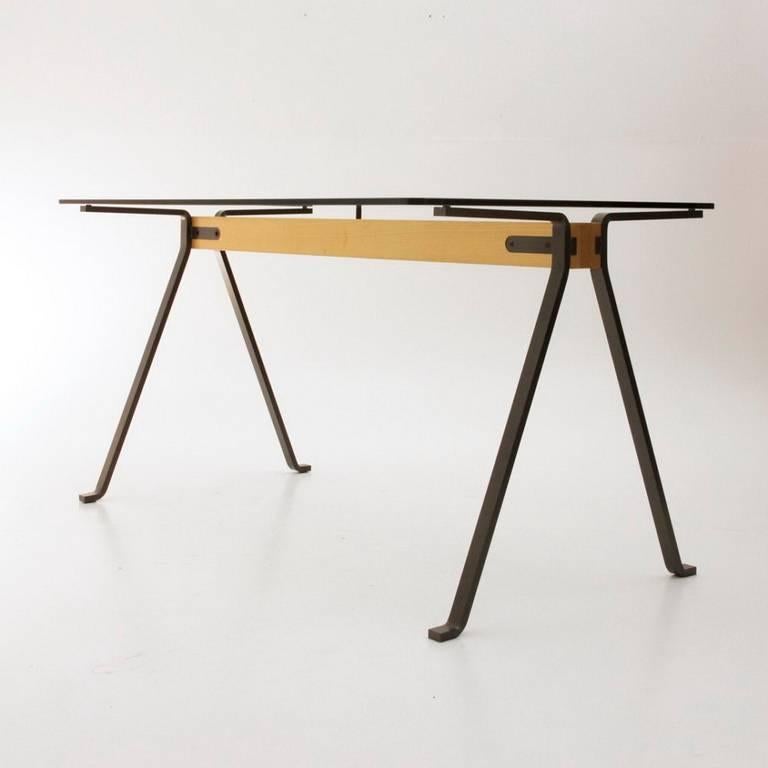 italien Table en bois de tilleul et acier avec plateau en verre trempé « Frame » de E. Mari pour Driade en vente