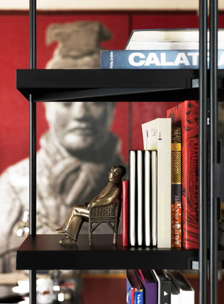 Libreria alta in acciaio verniciato bianco o nero 