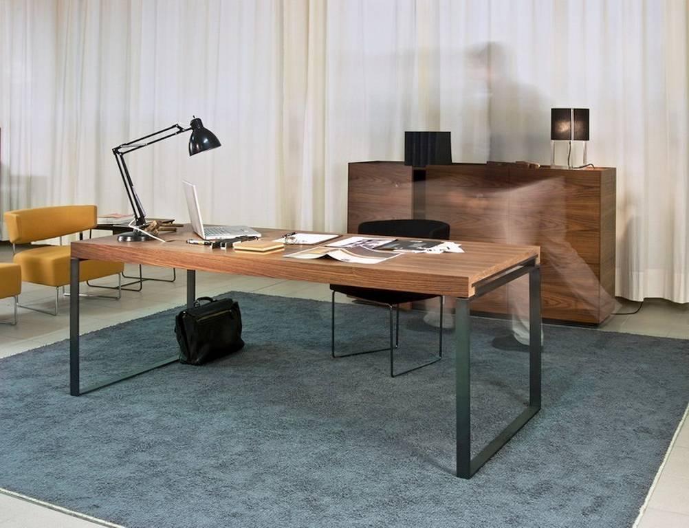 „Brown“-Tisch mit Holzplatte und Metallfuß, entworfen von Stephane Lebrun für Dessie' (Italienisch) im Angebot