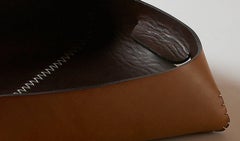 Vassoio in pelle "Philippe" disegnato da Claude Bouchard per Oscar Maschera