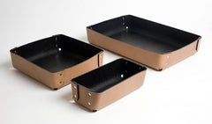 Vassoio in pelle rivettata "Attilio" disegnato da Claude Bouchard per Oscar Maschera