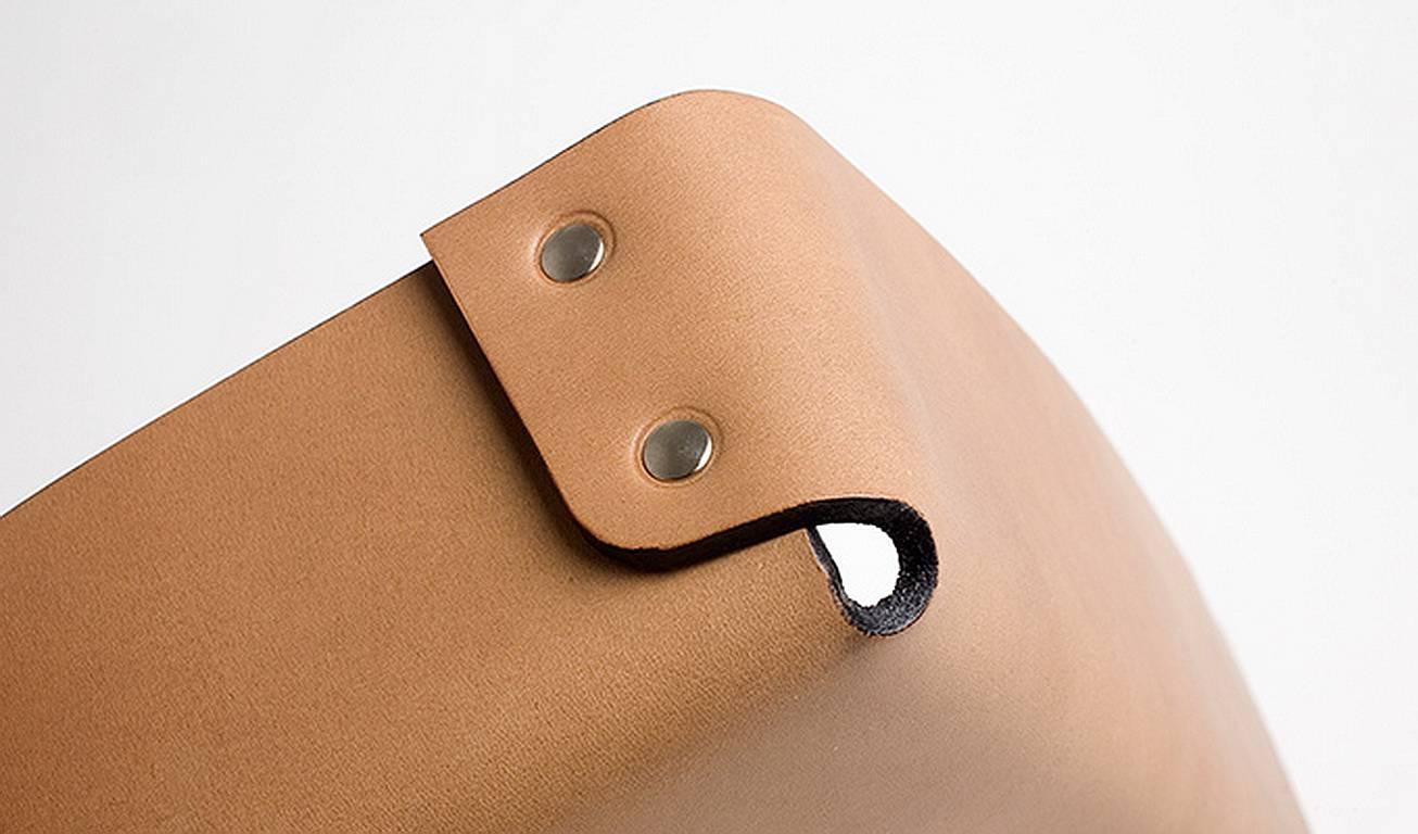 „“Attilio“-Tablett aus geripptem Leder, entworfen von Claude Bouchard für Oscar Maschera (Moderne) im Angebot