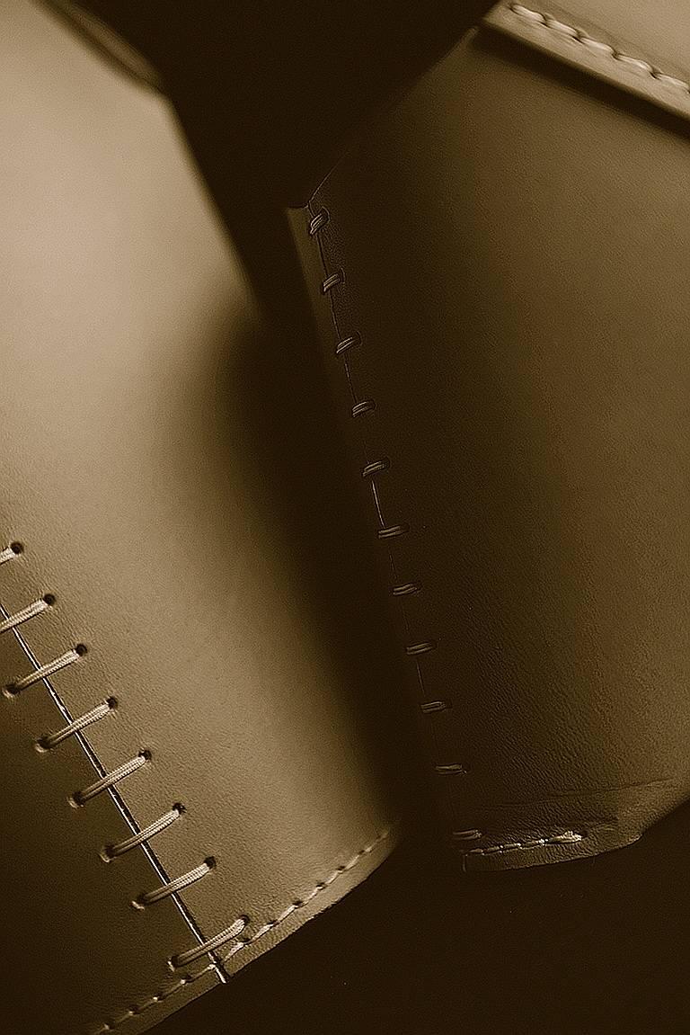 Panier en cuir « Giulia » avec poignées conçu par C. Bouchard pour Oscar Maschera Neuf - En vente à Brooklyn, NY