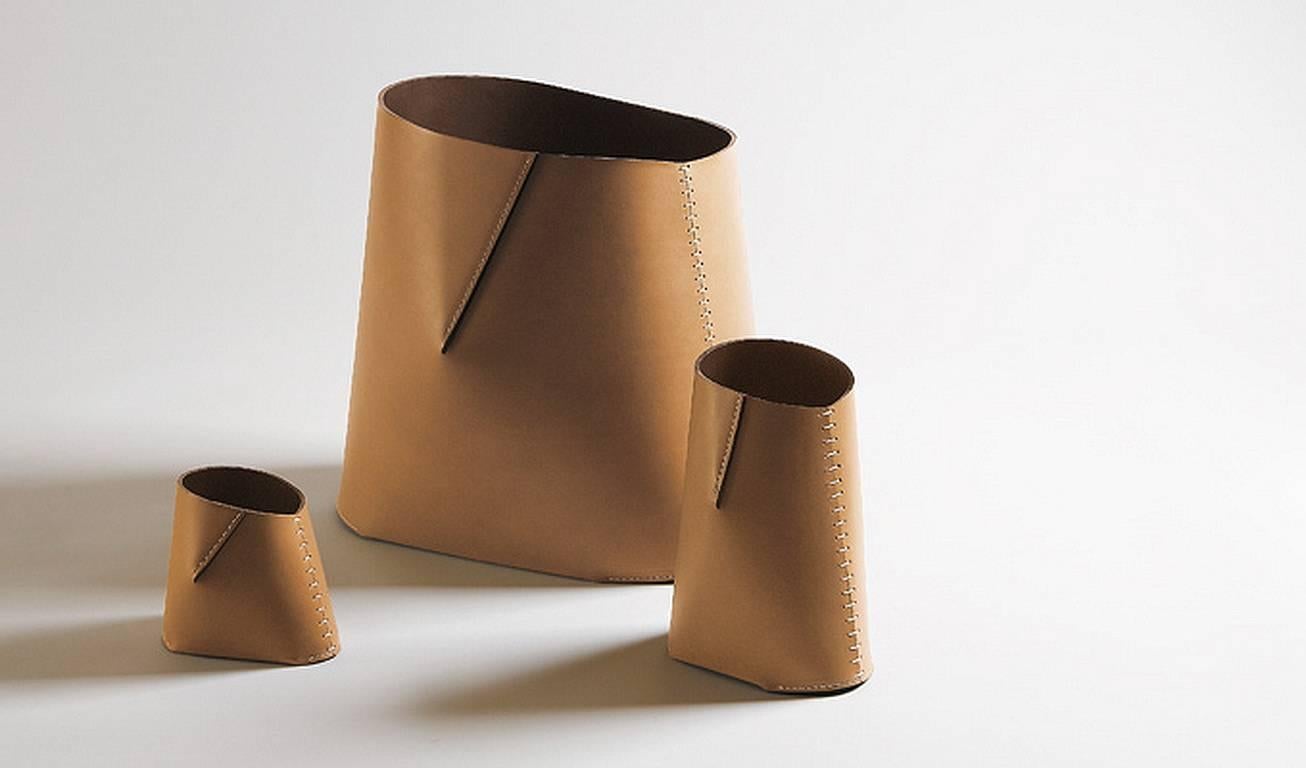 Moderne Récipient en cuir « roum » conçu par Claude Bouchard pour Oscar Maschera en vente