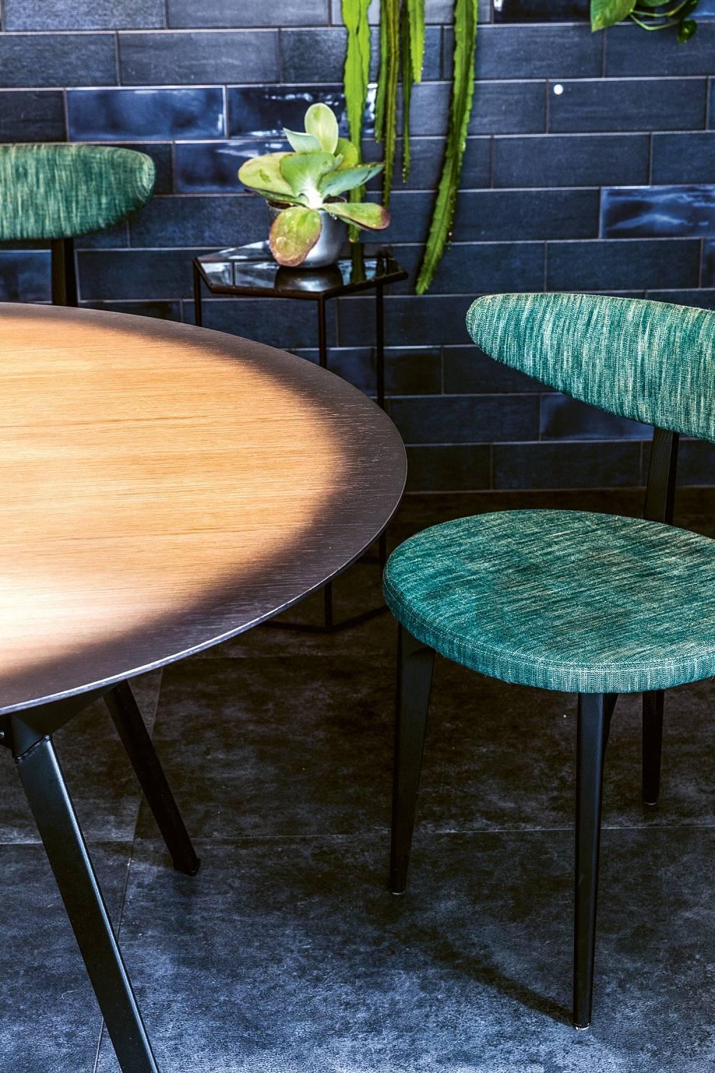Table ronde « Philadelphie Gradient » avec plateau en chêne et base en acier de Moroso pour Diesel Neuf - En vente à Brooklyn, NY