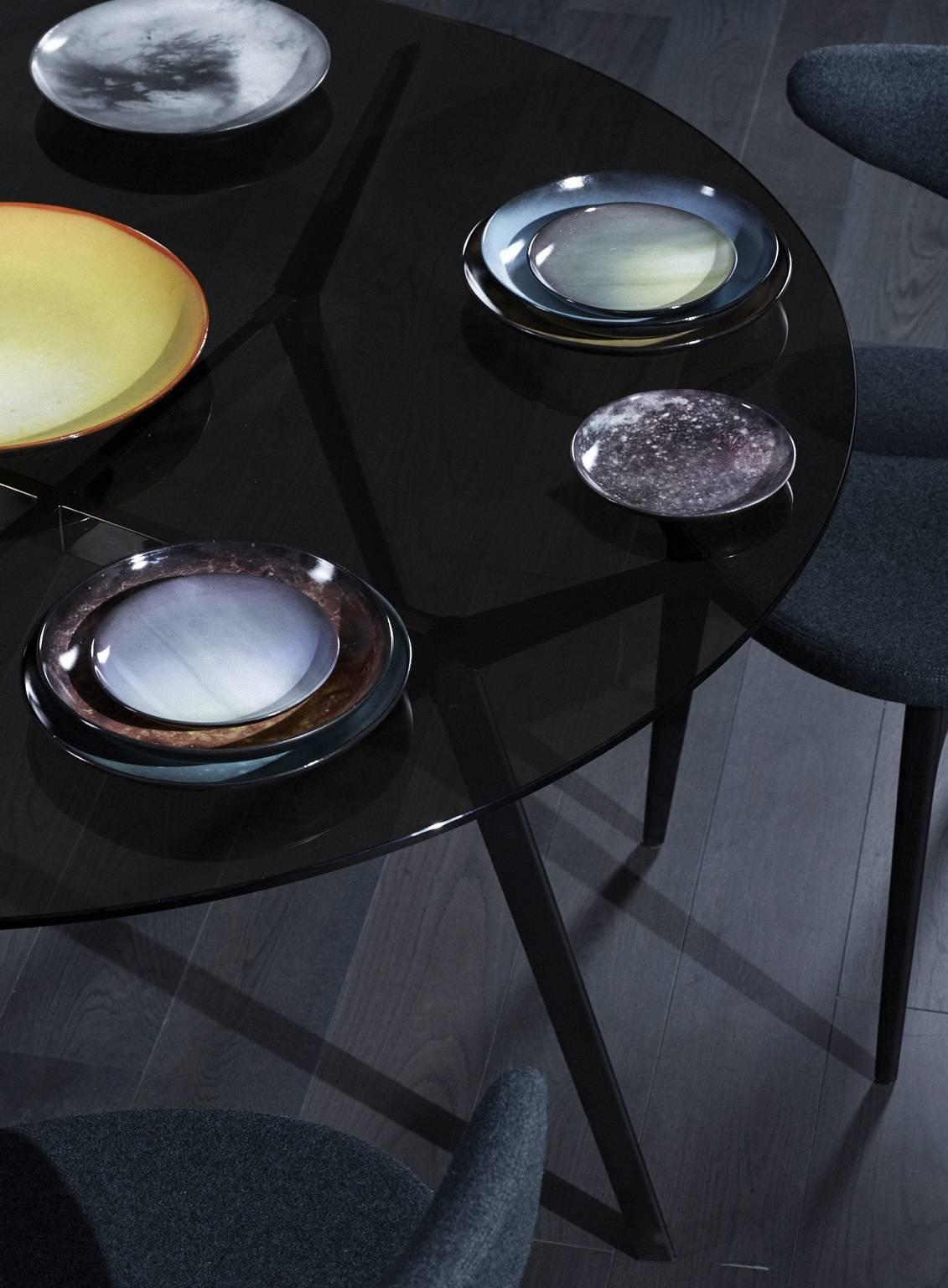 Runder „Pylon“-Tisch mit Bronzeglasplatte und Stahlfuß von Moroso für Diesel (Beschichtet) im Angebot