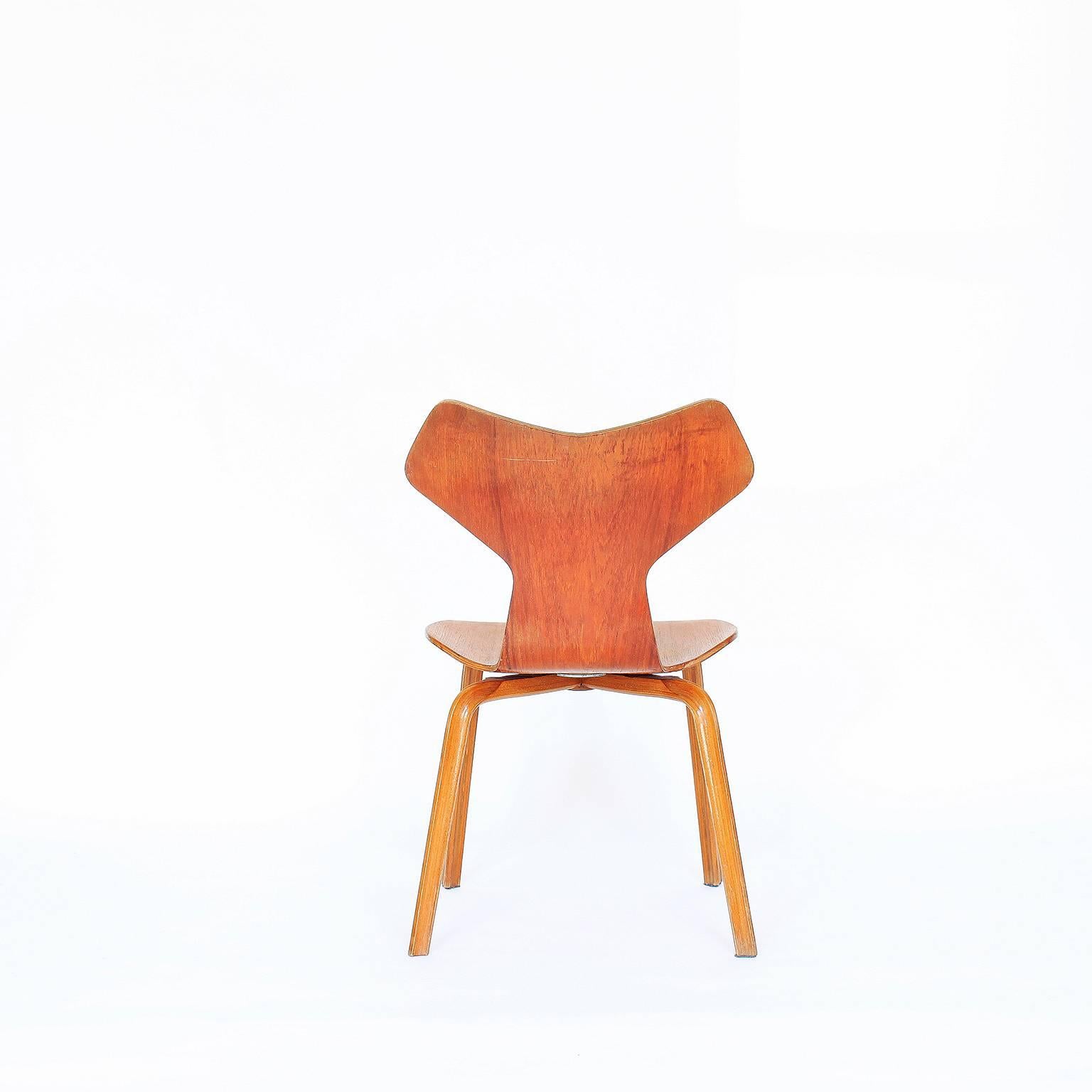 Veneer Pair of Grand Prix Chairs by Arne Jacobsen For Sale