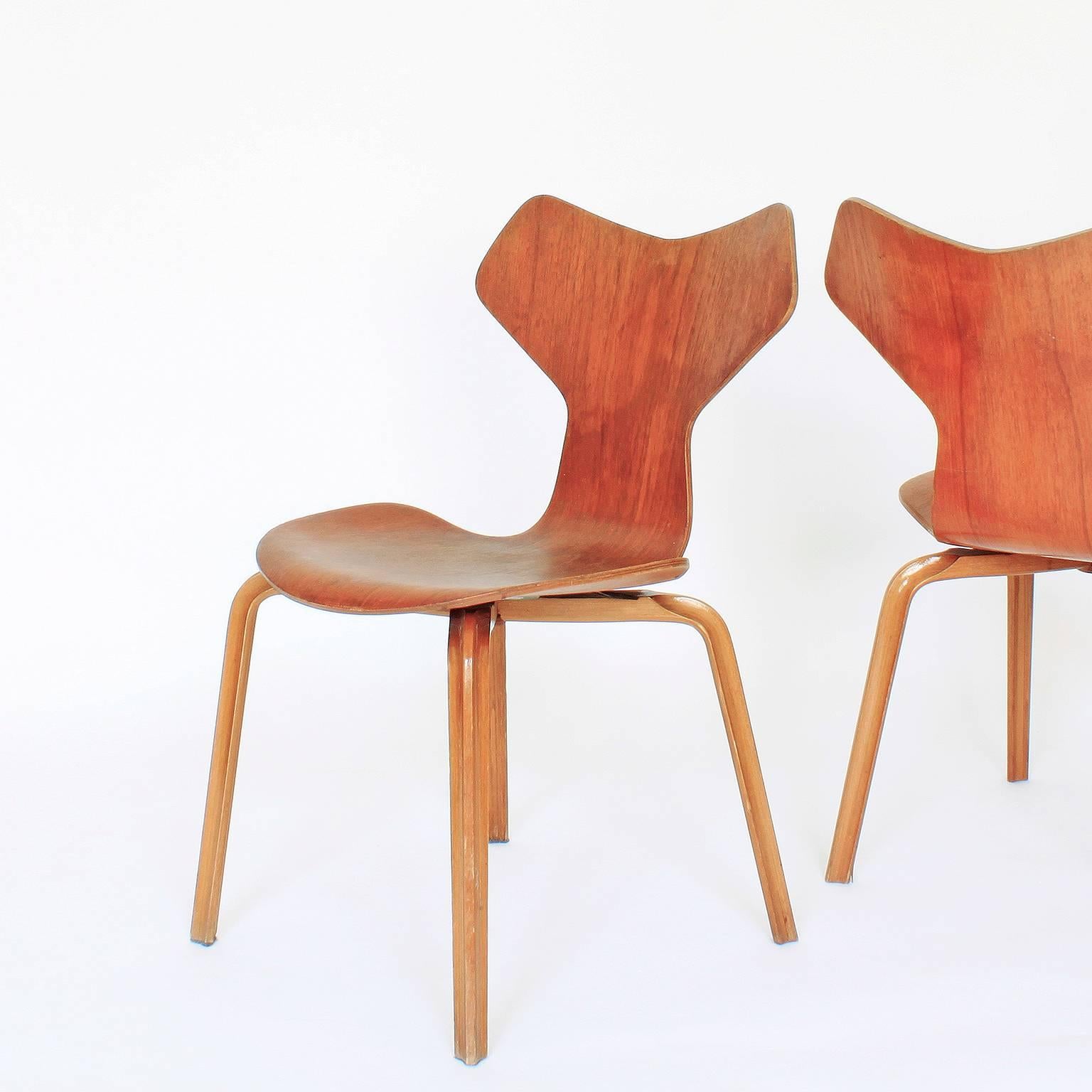 Pair of Grand Prix Chairs by Arne Jacobsen In Good Condition For Sale In Brussels, BE