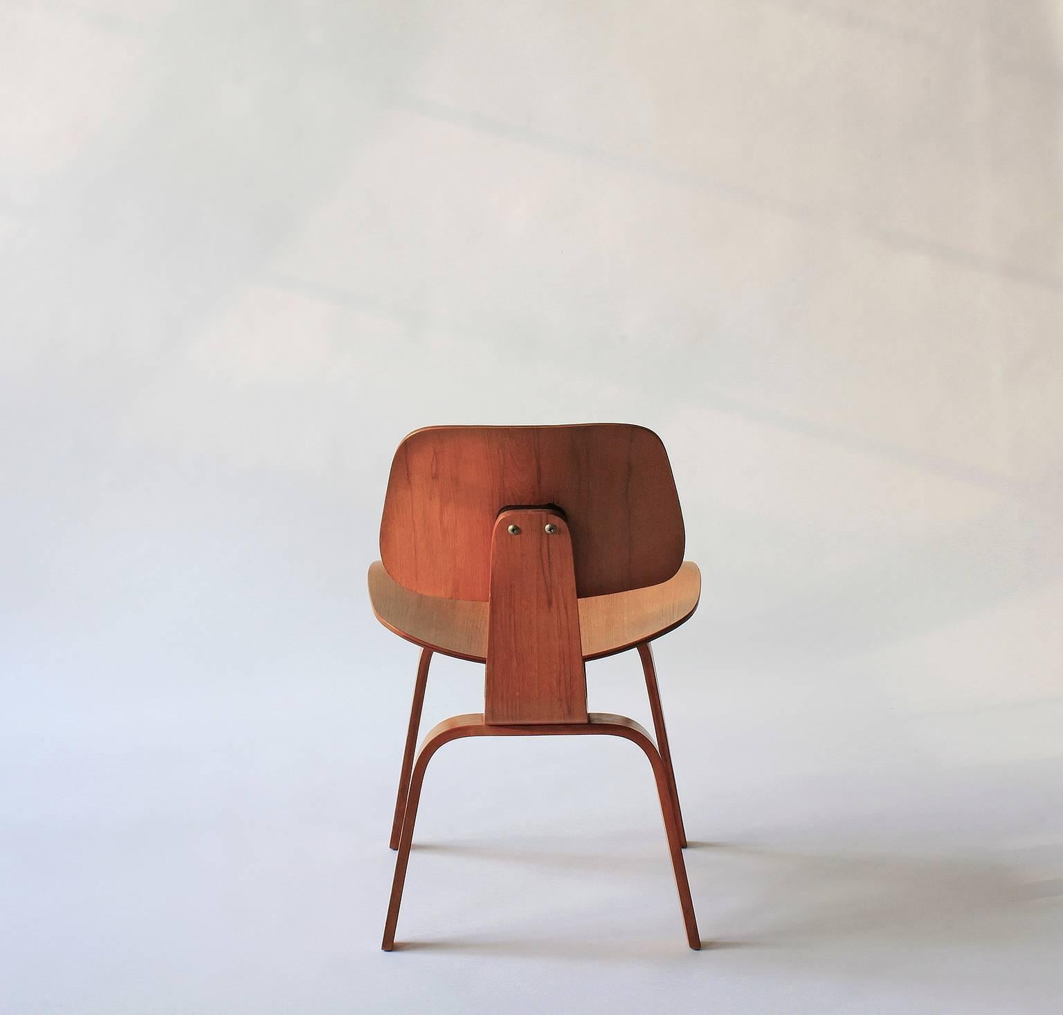 Mid-Century Modern Charles and Ray Eames LCW for Herman Miller For Sale
