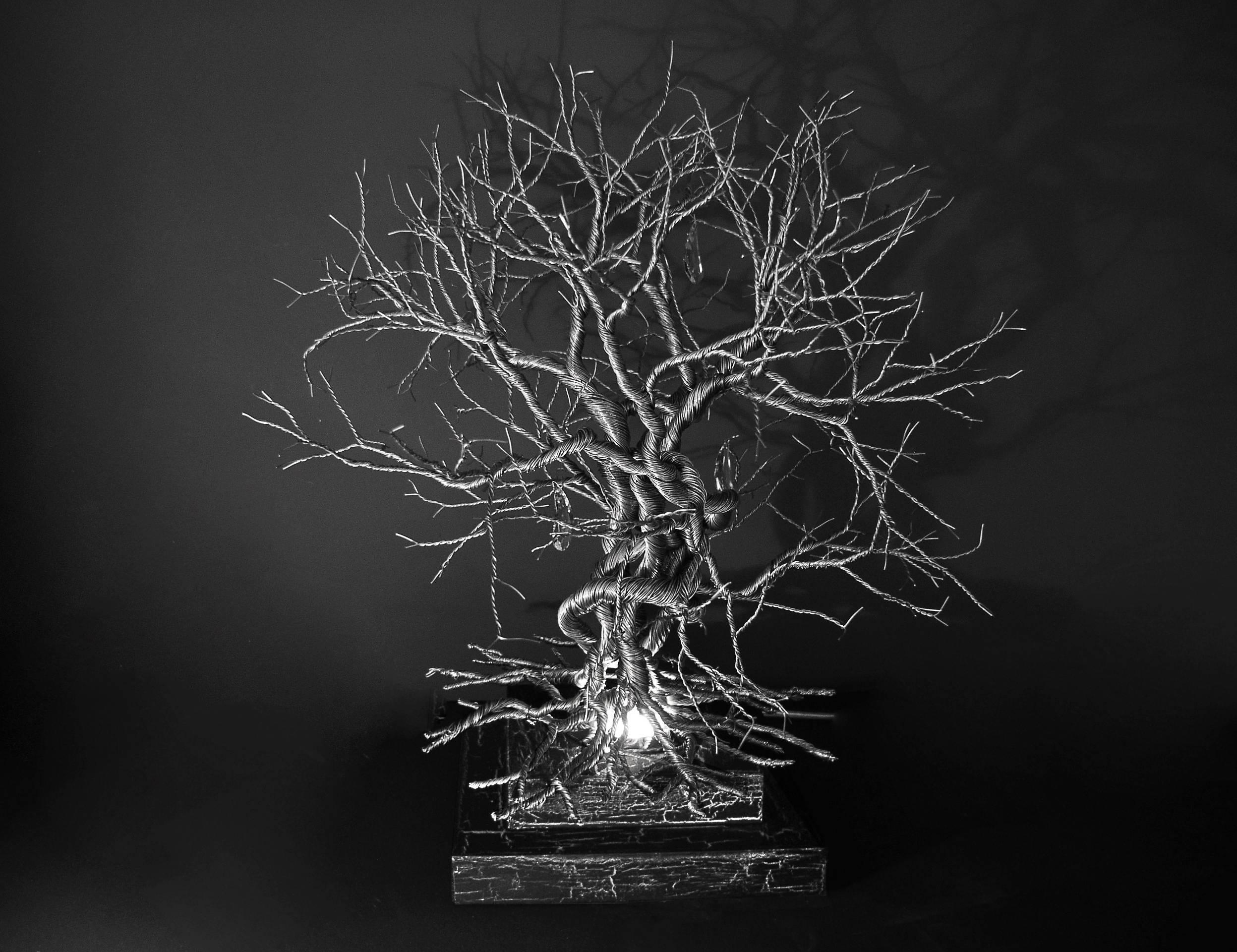 'All things must come to the soul from its roots, from where it is planted.'

Table Light in pewter wires silver colored.
Base 20 cm x 10 cm height in black silvered patina.
Actual tree 35 cm height.
Proposed wire colors: Gold, silver, copper,