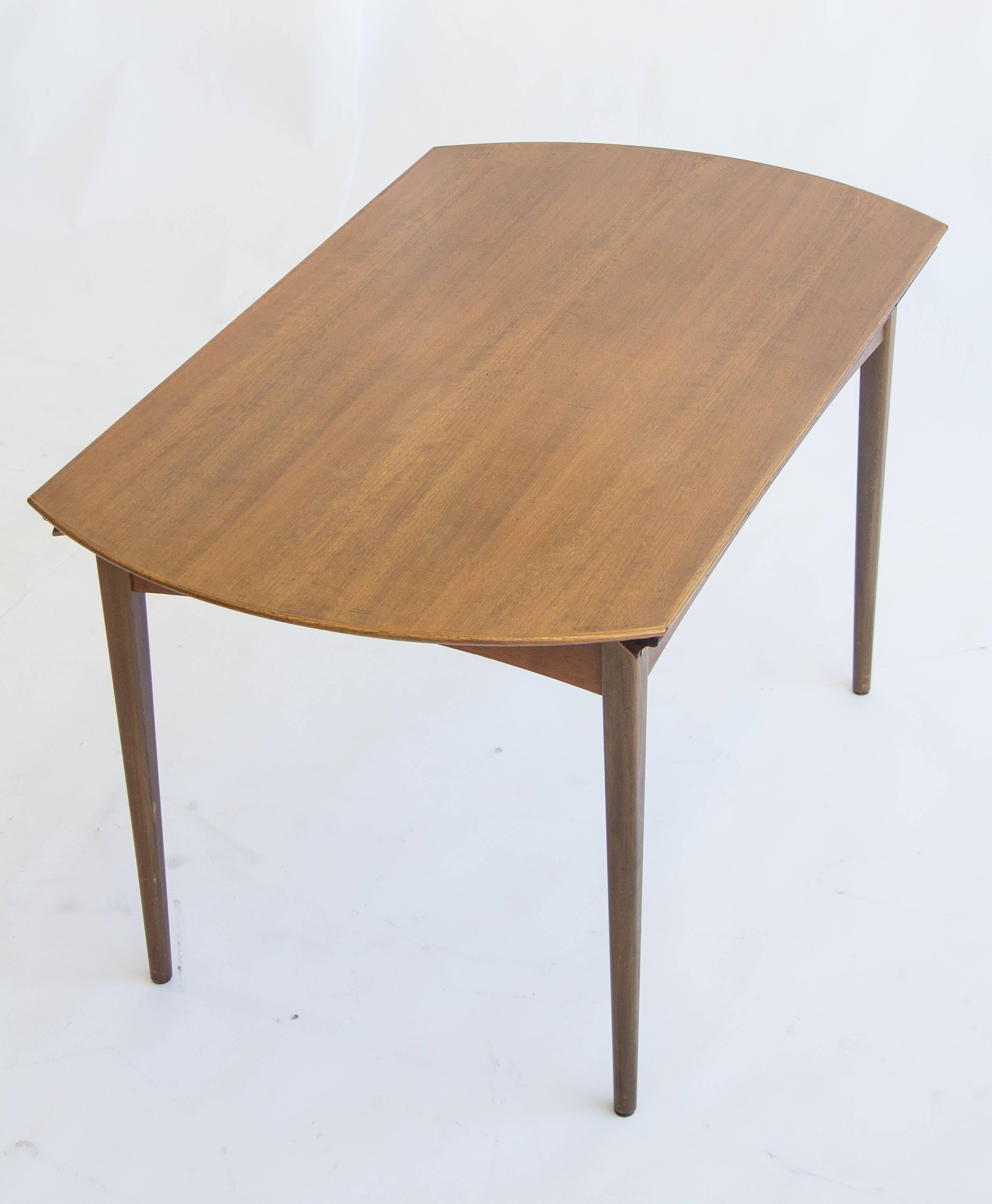 DUX of Sweden Round Drop Leaf Dining Table In Good Condition In Los Angeles, CA
