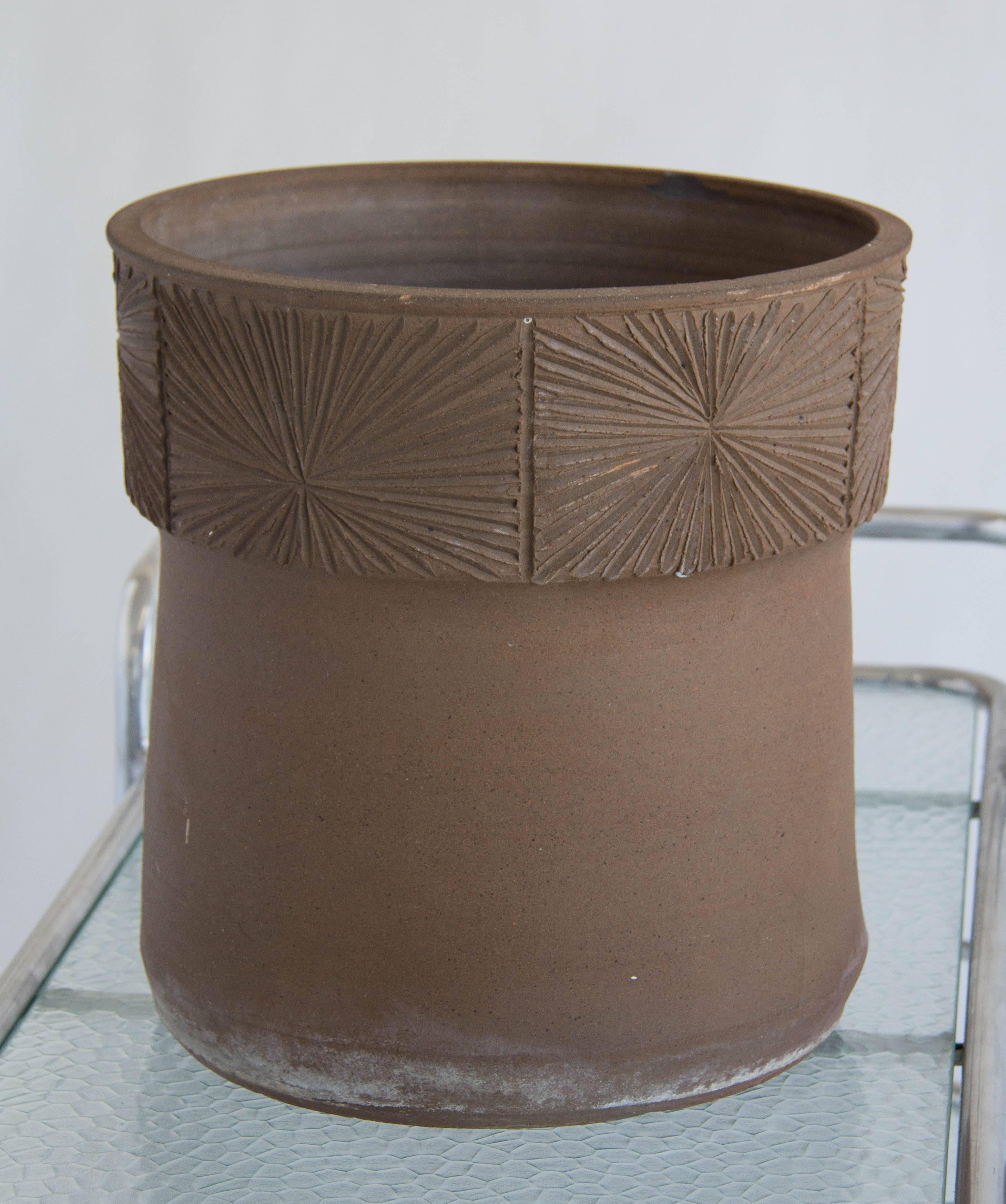 Large stoneware planter by iconic artist and potter David Cressey. Features his signature beautifully carved and incised sunburst style decoration as a lip around the planter.