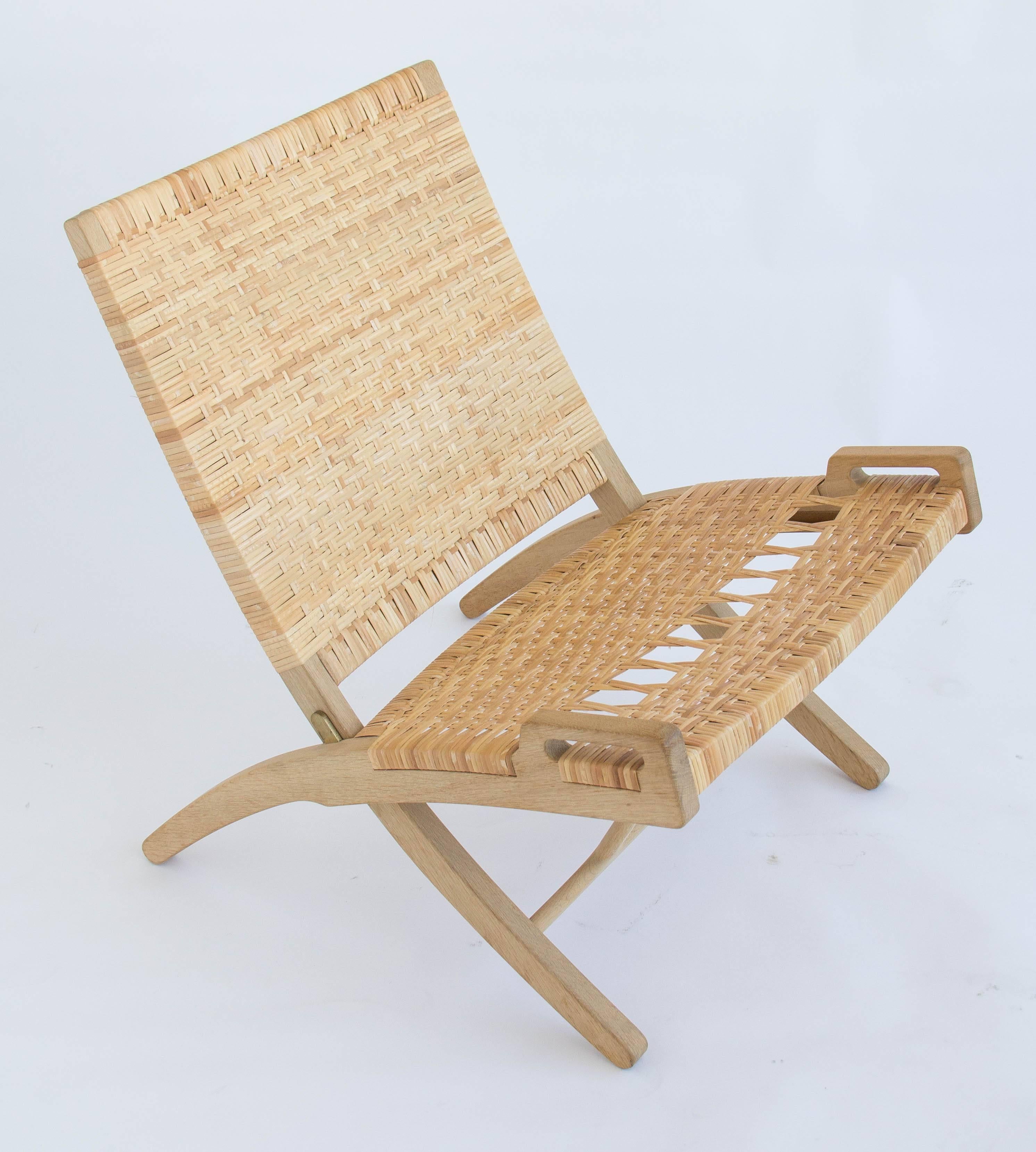 Mid-20th Century Pair of Hans Wegner Oak and Cane Folding Lounge Chairs 