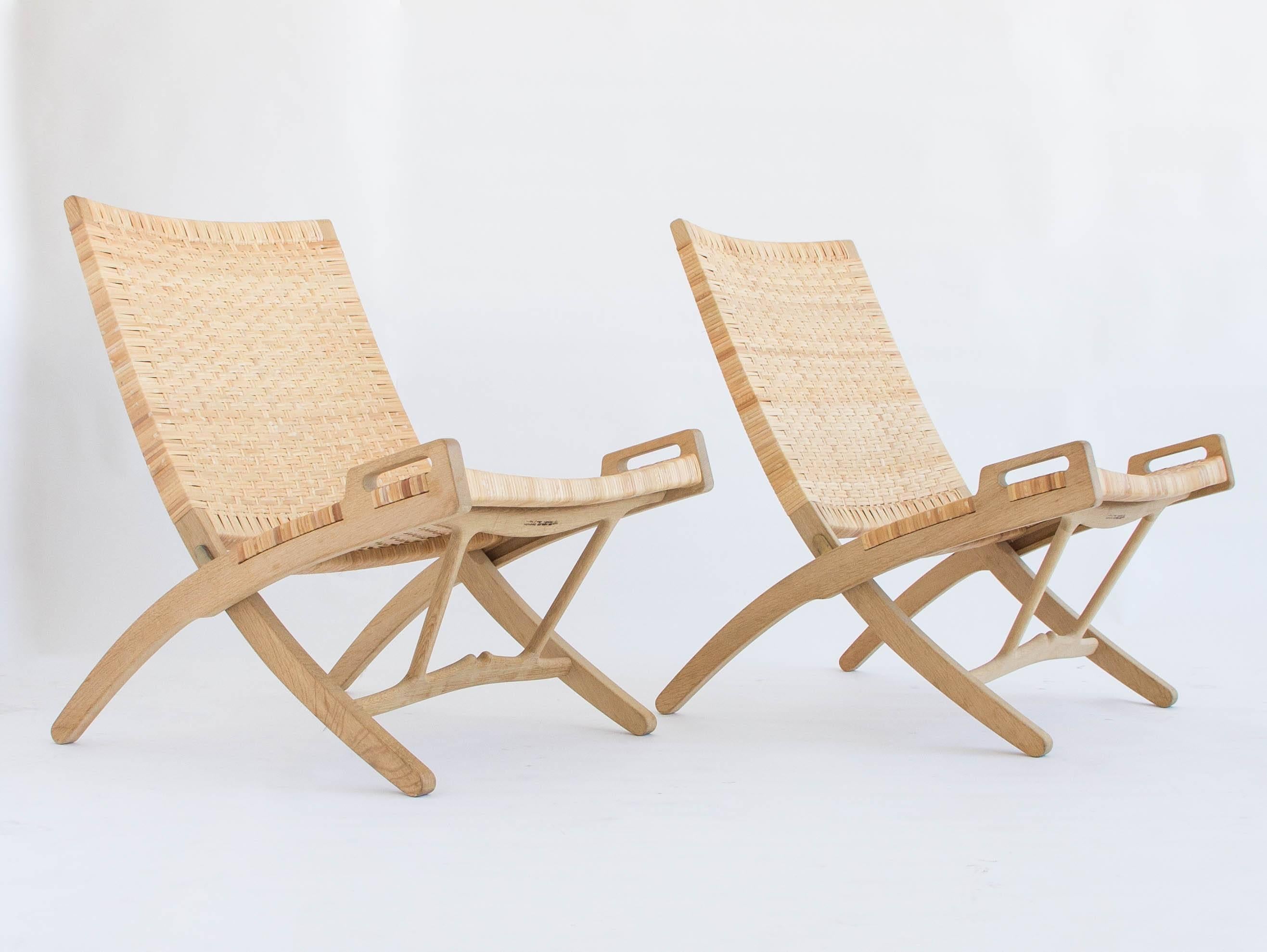 Scandinavian Modern Pair of Hans Wegner Oak and Cane Folding Lounge Chairs 