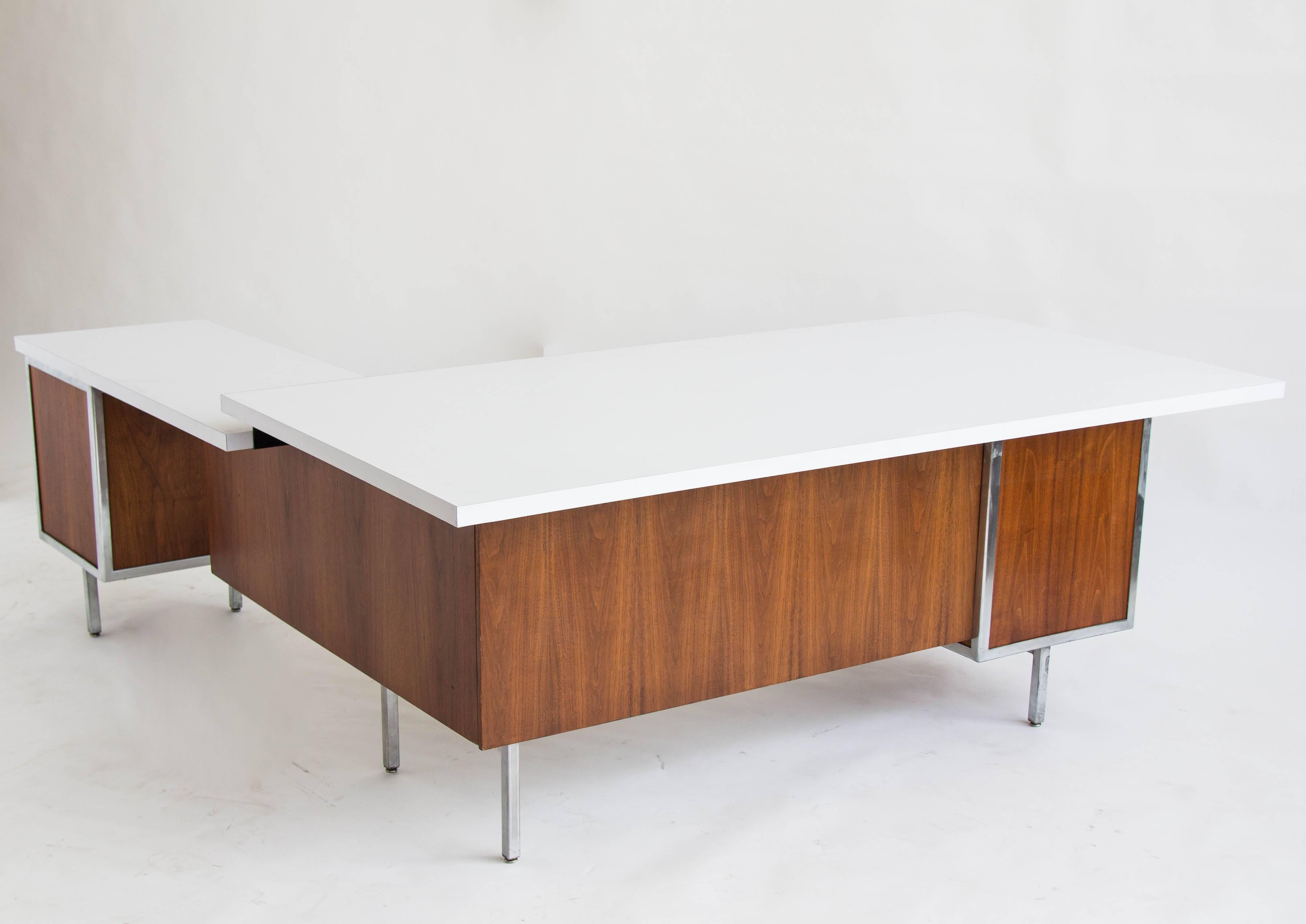 A rare desk and return set by Robert John and manufactured by Knoll. Desk has three stacked drawers. Top drawer is marked with Knoll sticker of manufacture. The slightly lowered return has two drawers, one shallow that locks with a key and one
