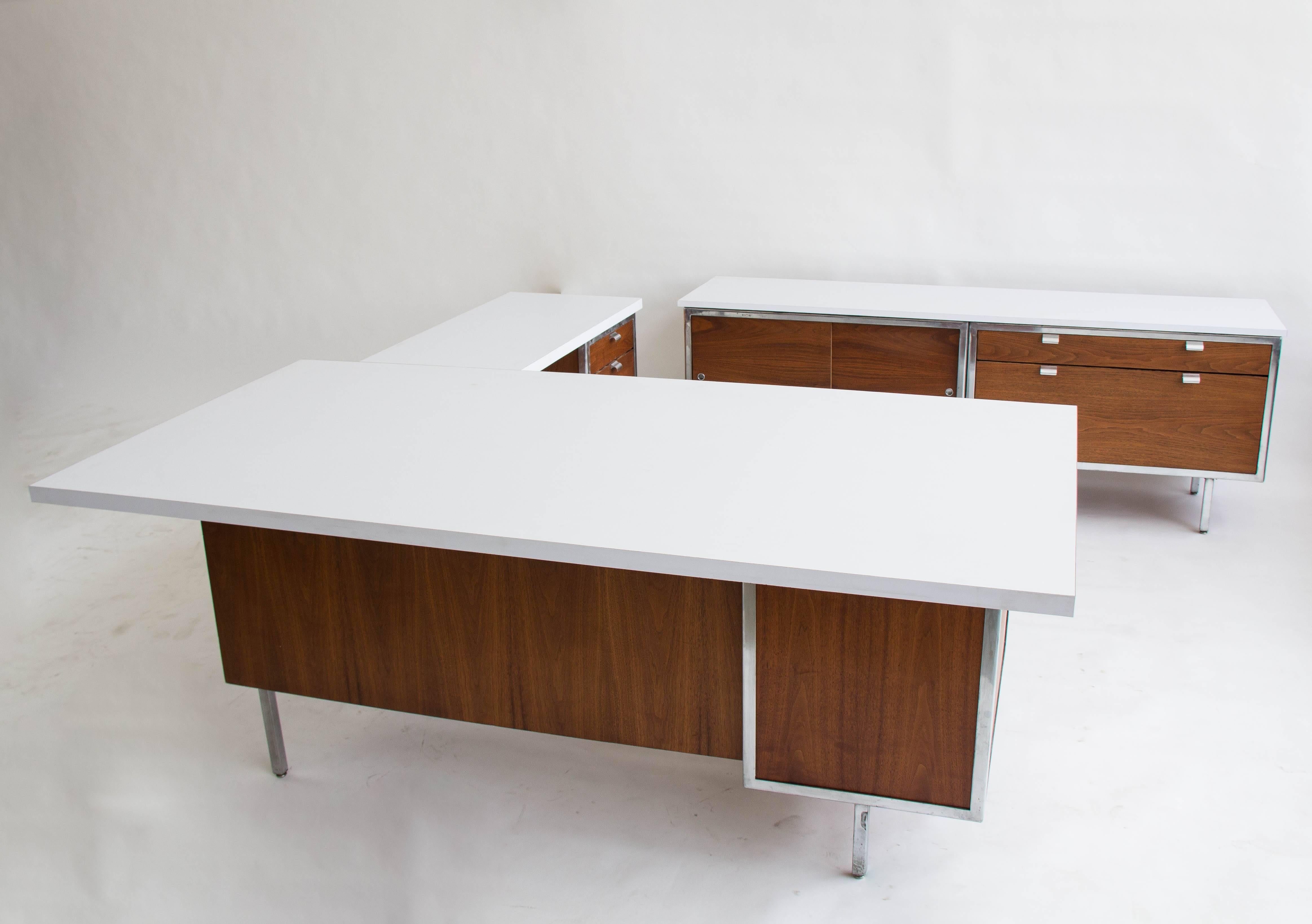 Executive Desk and Return by Robert John In Good Condition In Los Angeles, CA
