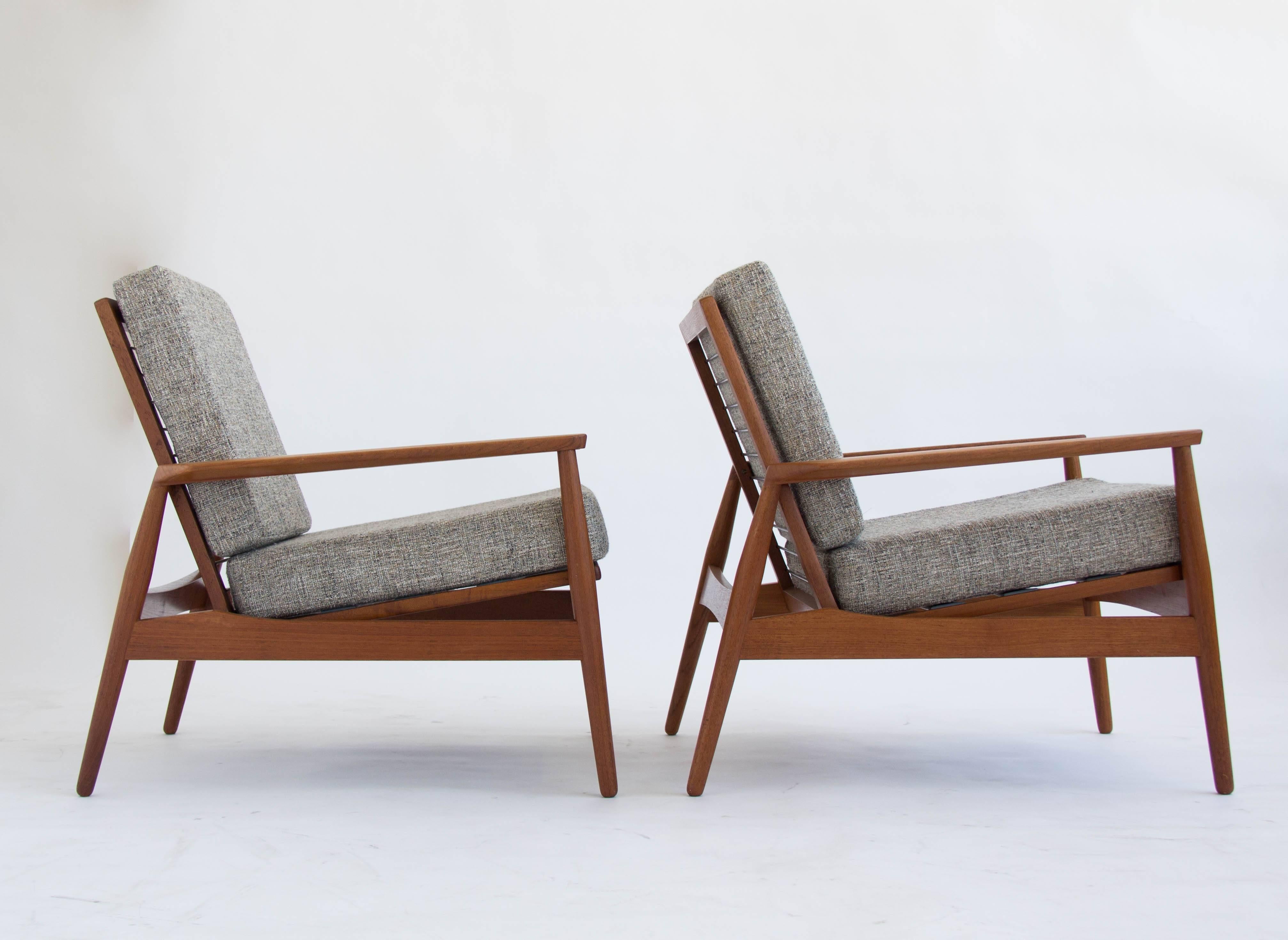 Pair of Danish Teak Lounge Chairs In Excellent Condition In Los Angeles, CA