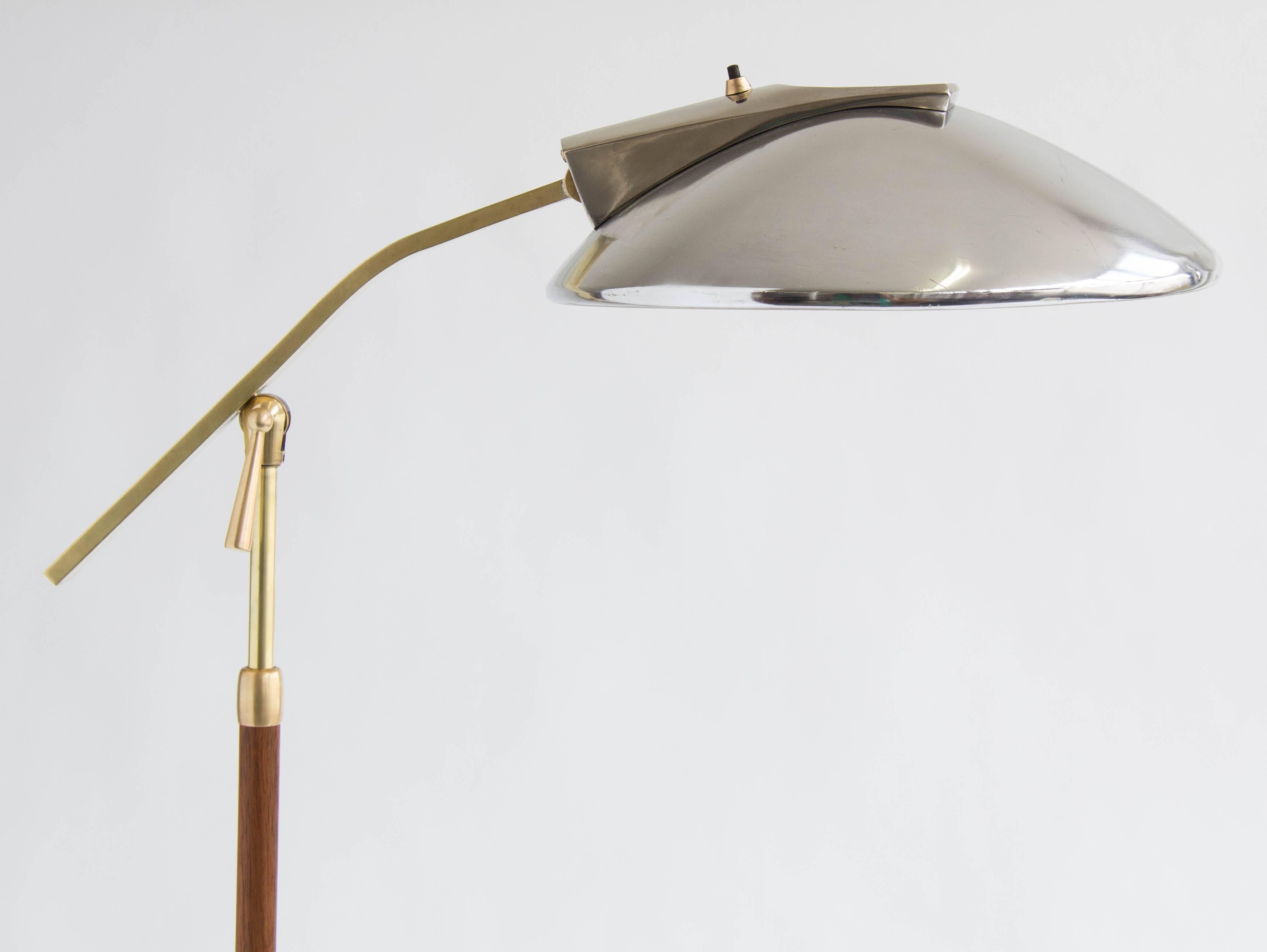 Rare floor lamp in ‘cobra’ style by Gerald Thurston for Laurel Lamp Co. in aluminum, brass, pewter and wood veneer. The lamp has a broad aluminum shade with a plastic grate diffuser. Both the shade and the bridge arm are adjustable. The bridge meets