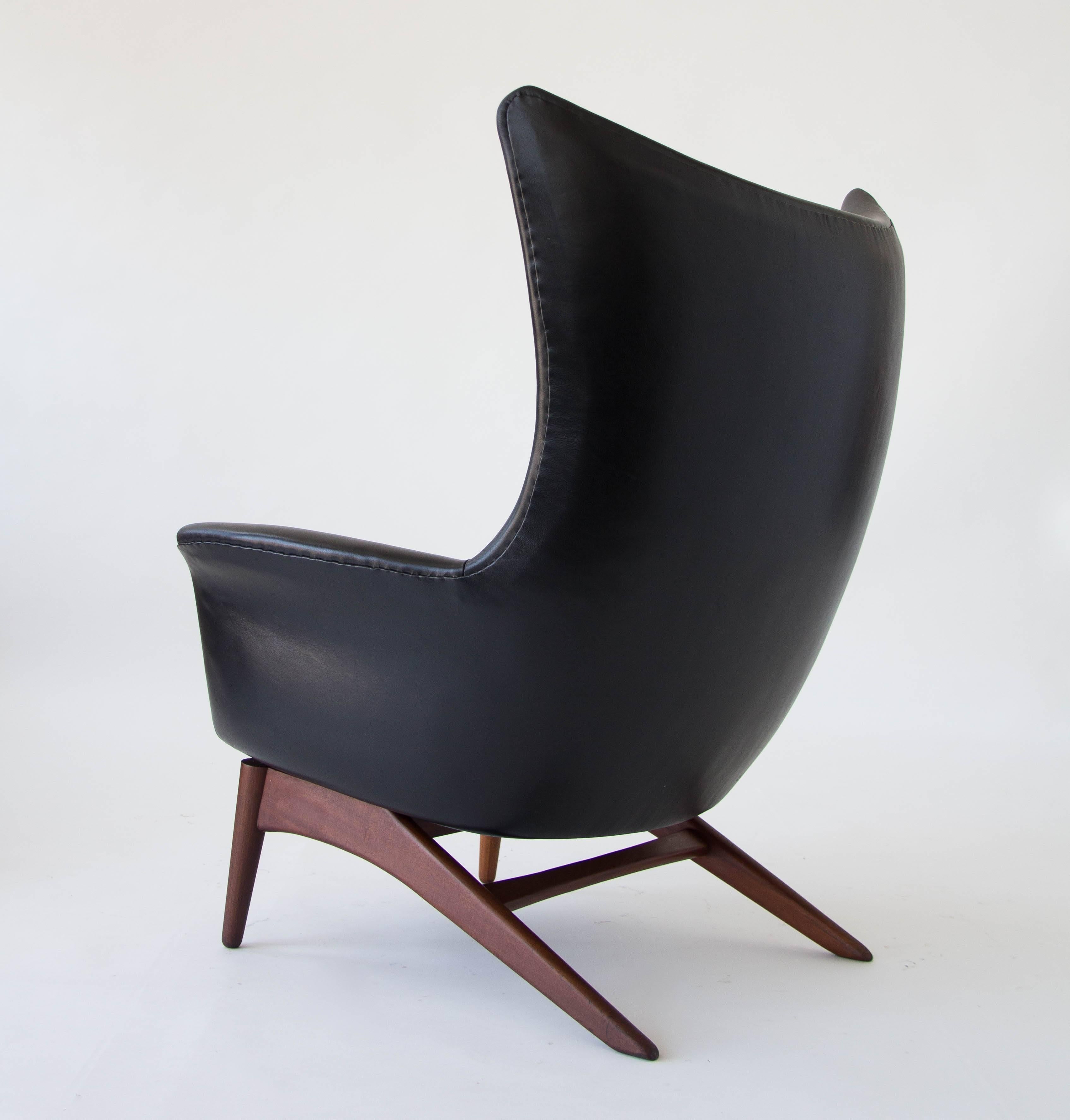 H.W. Klein Leather Reclining Lounge with Ottoman In Excellent Condition In Los Angeles, CA