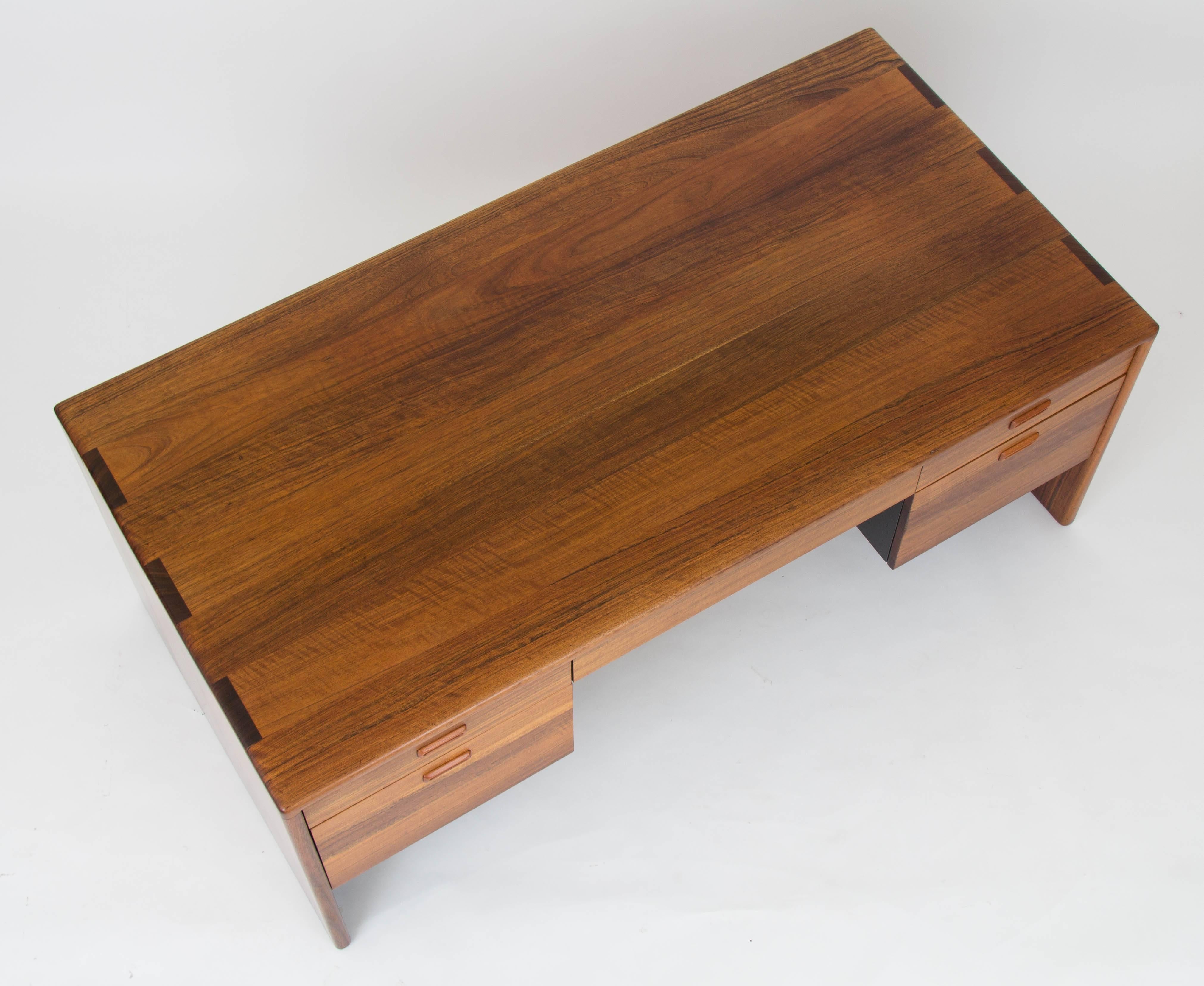 Gerald McCabe California-Designed Executive Desk for Erin Furniture In Excellent Condition In Los Angeles, CA