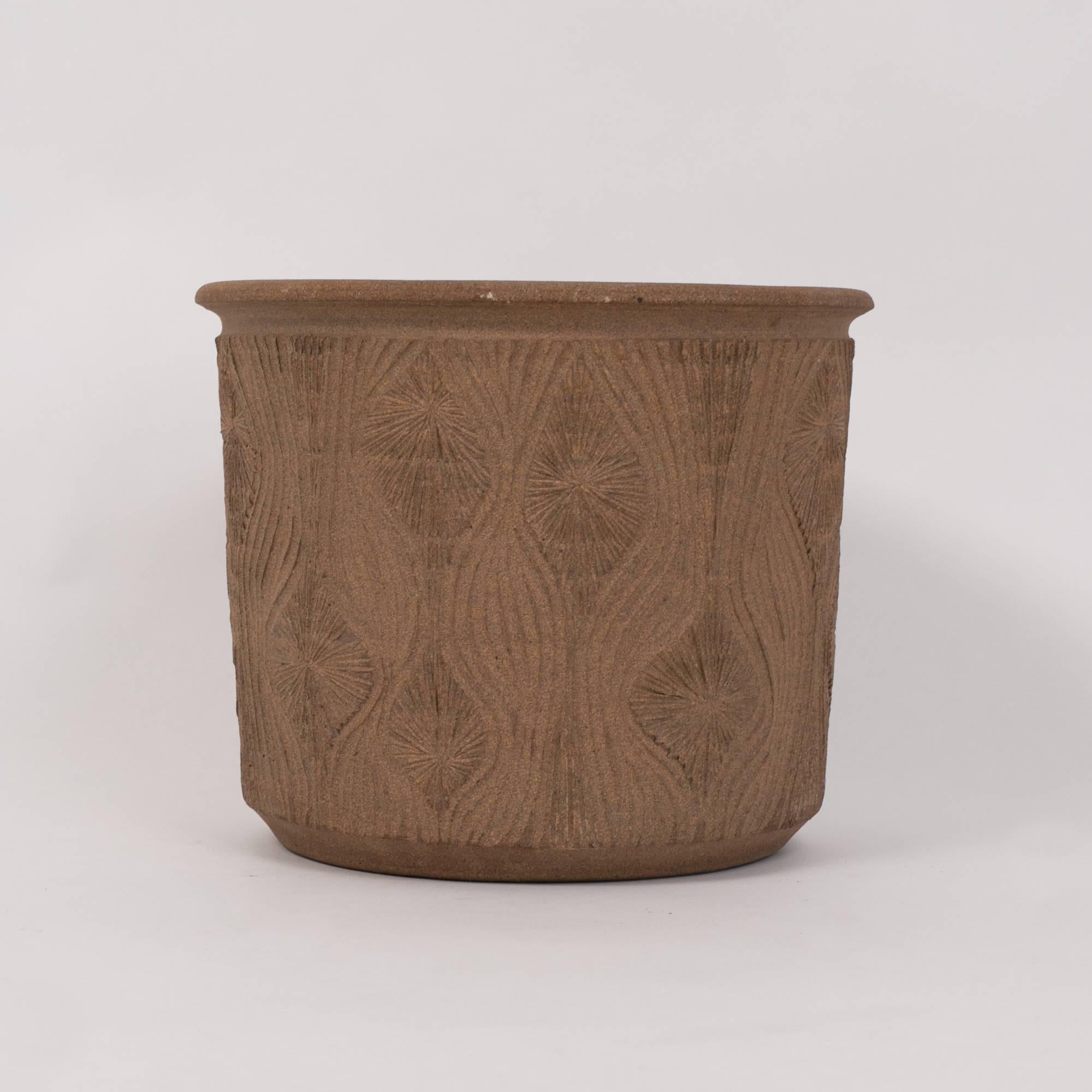 Robert Maxwell Studio Pottery Planter with Incised “Teardrop Sunburst” Detail In Excellent Condition In Los Angeles, CA