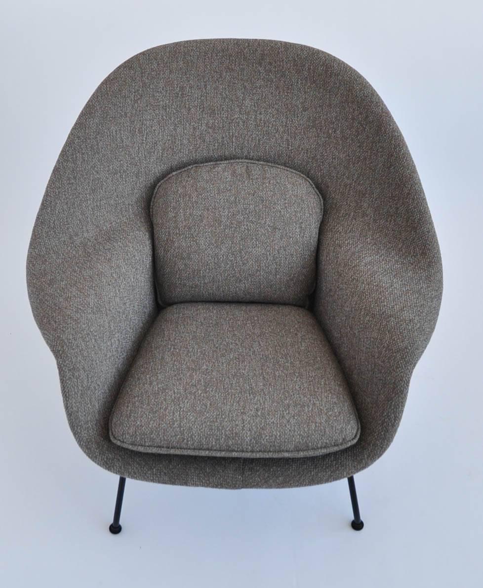 This iconic lounge chair was designed by Eero Saarinen for Knoll. It has been upholstered in a soft 