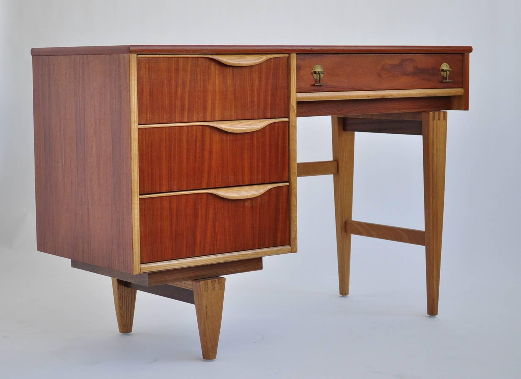 Walnut and Birch Writing Desk by American Furniture Company Stanley In Good Condition In Los Angeles, CA