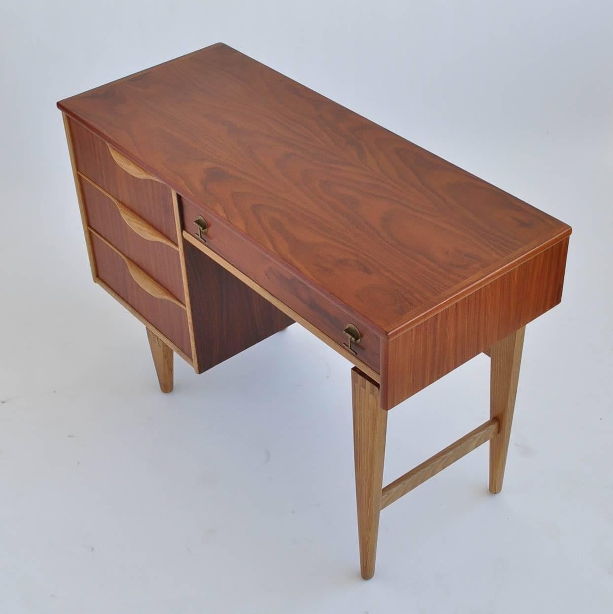 This modern desk by Stanley furniture has a beautiful walnut grain and birch detail. The drawer pulls are made of brass. 

  