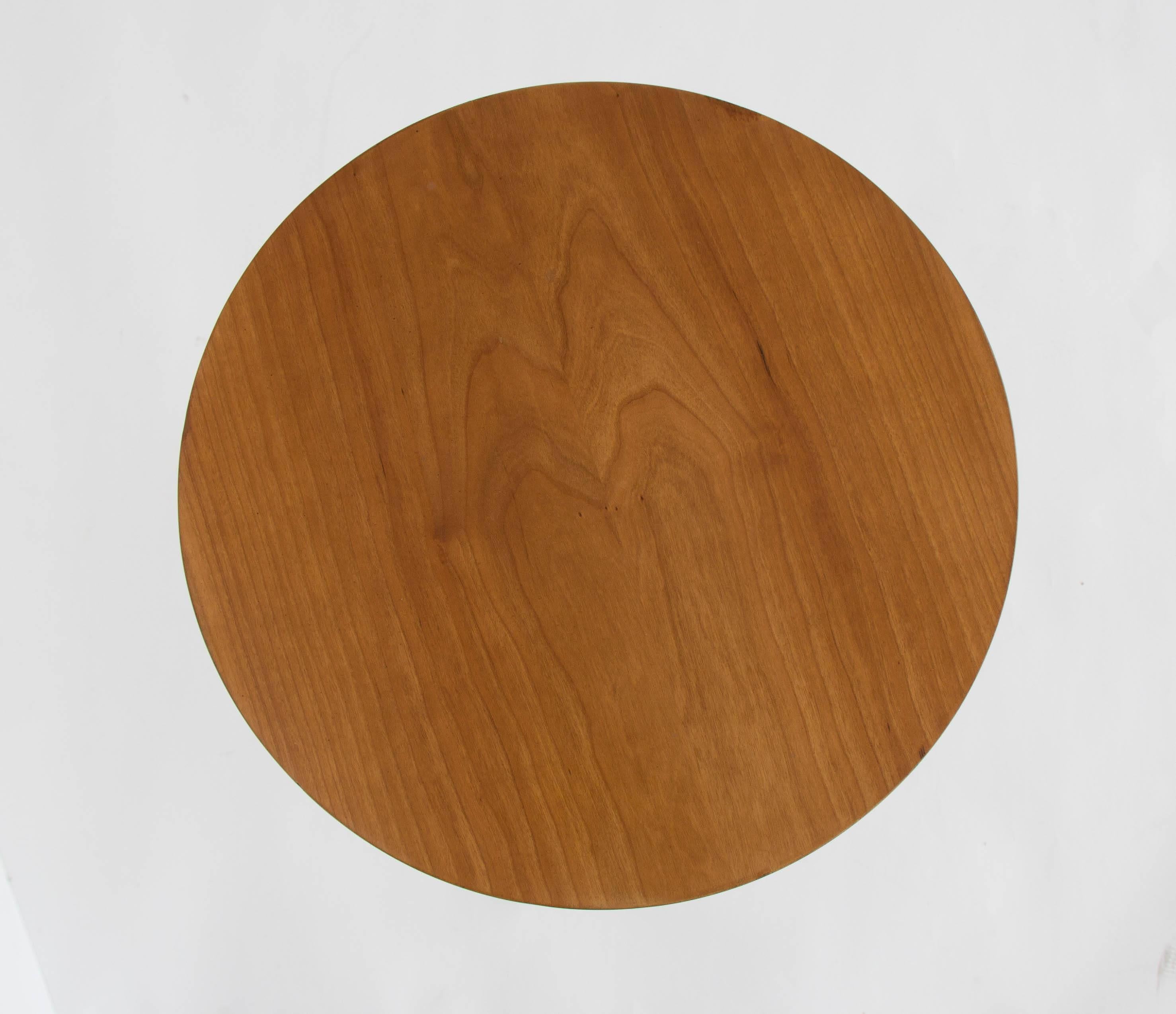 Spider Leg Round Side Table In Excellent Condition In Los Angeles, CA