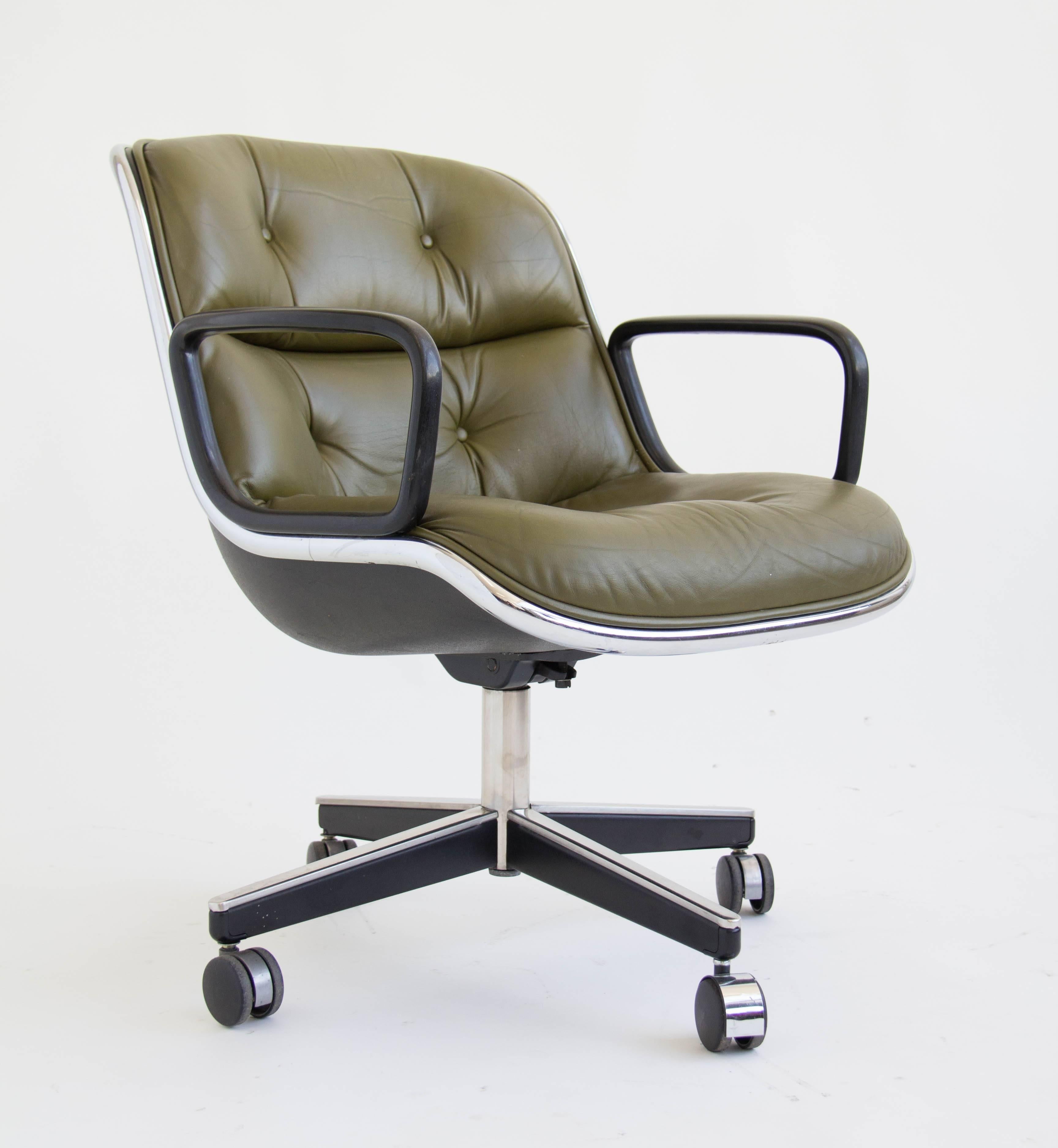
Designed by Charles Pollock for Knoll in 1963, this leather desk chair features a chromed aluminum band around the frame, a signature design element providing both structural support and a cohesive appearance. This example is upholstered in tufted