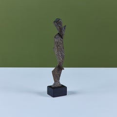 Abstrakte Bronzeskulptur aus der Mitte des 20. Jahrhunderts auf einem Sockel aus dunklem Holz