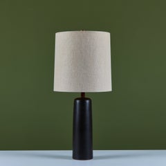 Gordon & Jane Martz Keramik-Tischlampe, Fuß aus Walnussholz, schwarze Glasur