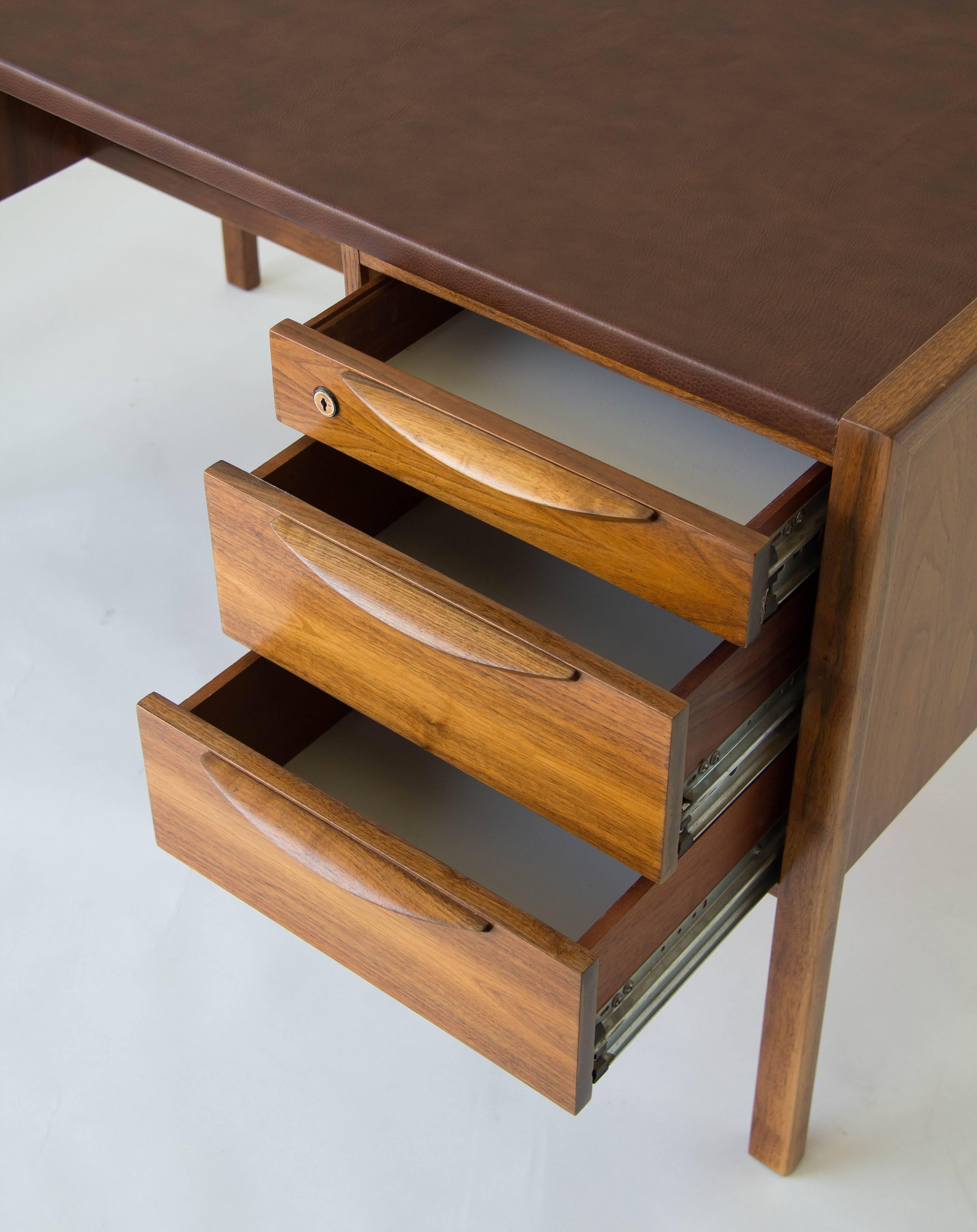 Jens Risom Walnut Desk with Leather Writing Surface In Excellent Condition In Los Angeles, CA