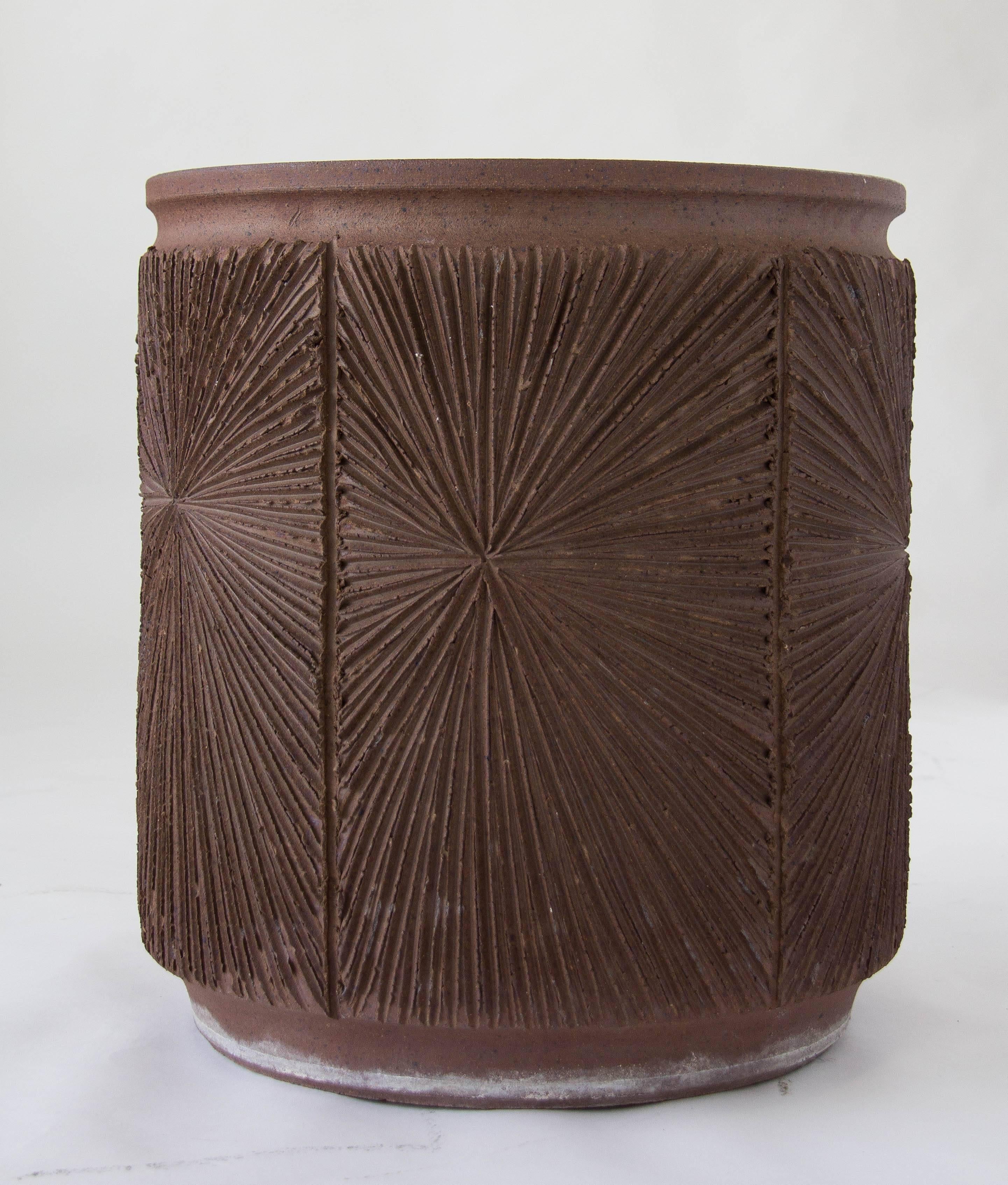 A tall stoneware planter from David Cressey/Robert Maxwell 1970s collaboration Earth gender. The planter has a rounded lip and an incised all-over sunburst pattern. The interior is glazed and slightly speckled. 

Condition: Excellent vintage