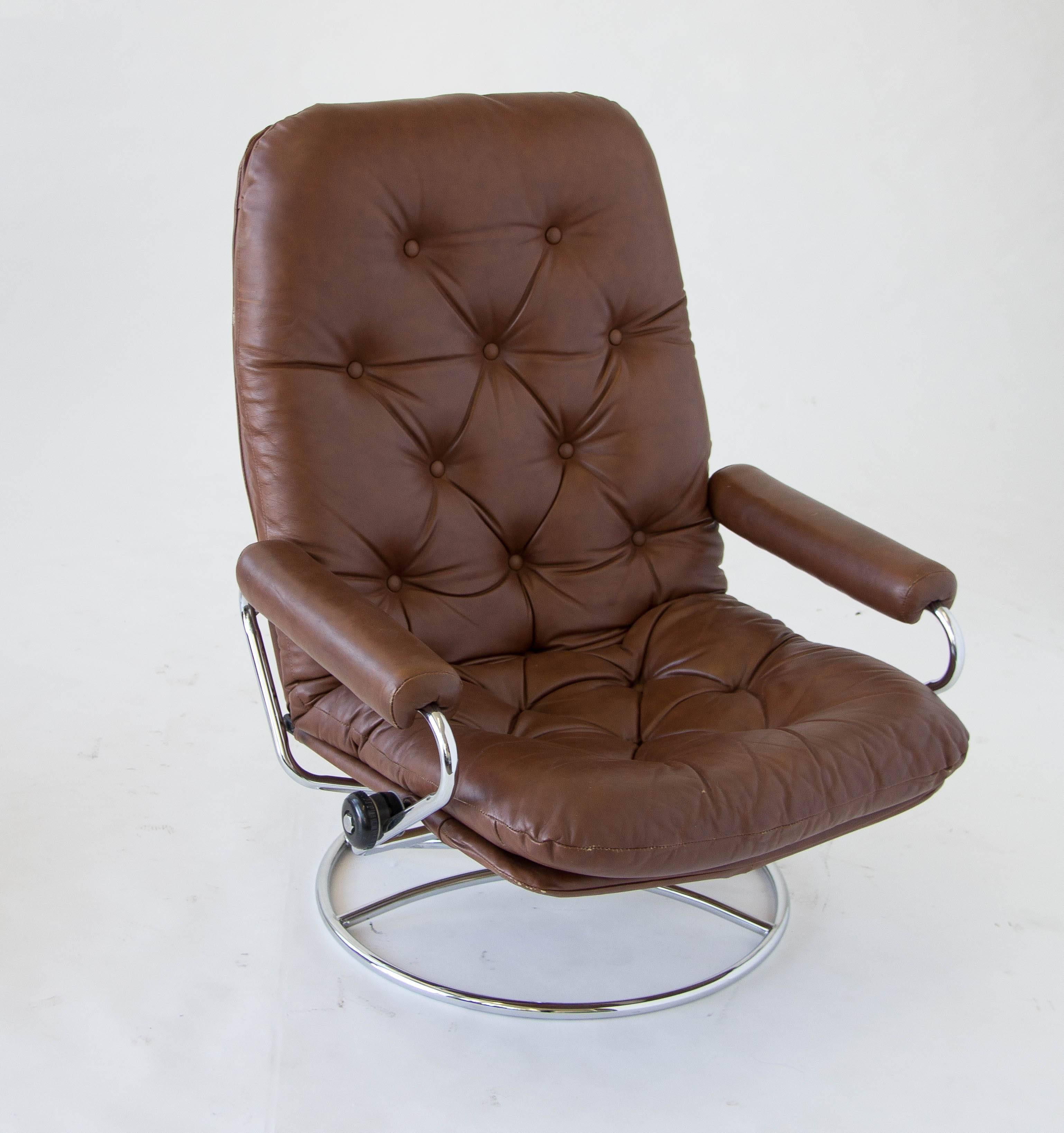 Norwegian made reclining lounge chair and ottoman designed in 1971. The chair has a high back with tufted upholstery in a rich mahogany leather (manufacturer’s tag refers to the color as “Pecan.”) An adjustable knob at each side of the arms controls