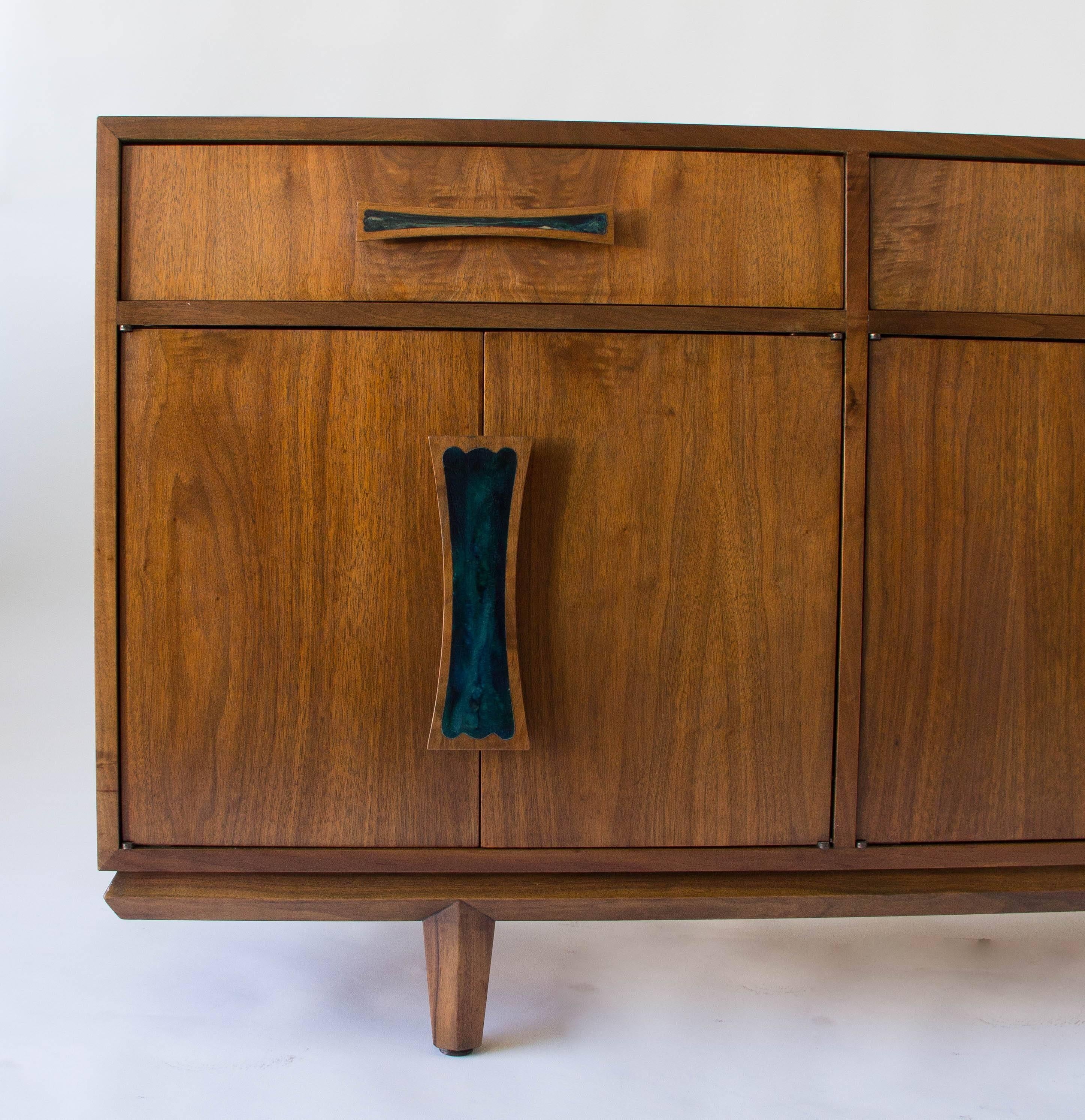 Cal-Mode Walnut Credenza with Inlaid Handles In Excellent Condition In Los Angeles, CA