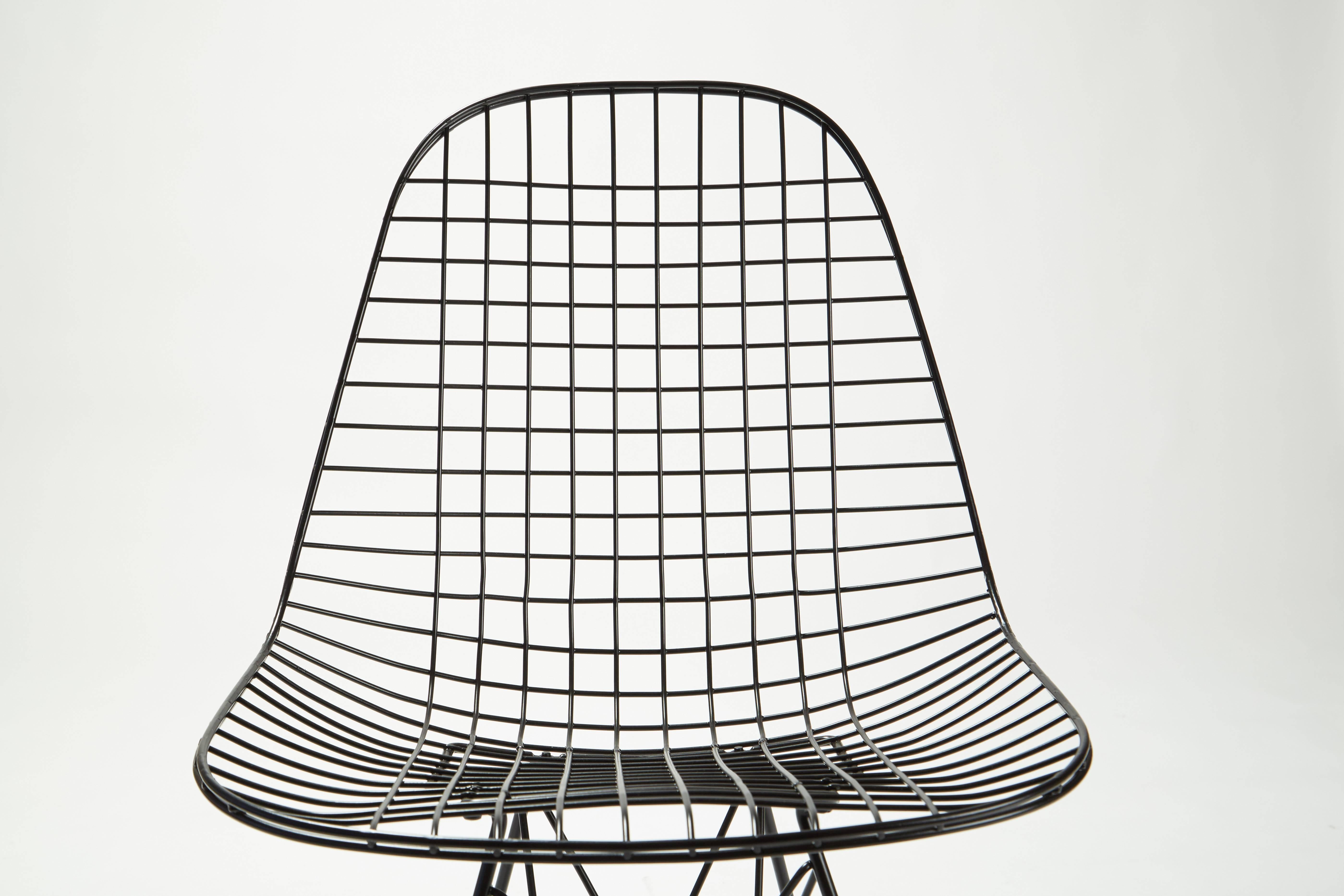 Pair of Eames Wire Chairs DKR Eiffel Tower Base In Excellent Condition In Los Angeles, CA