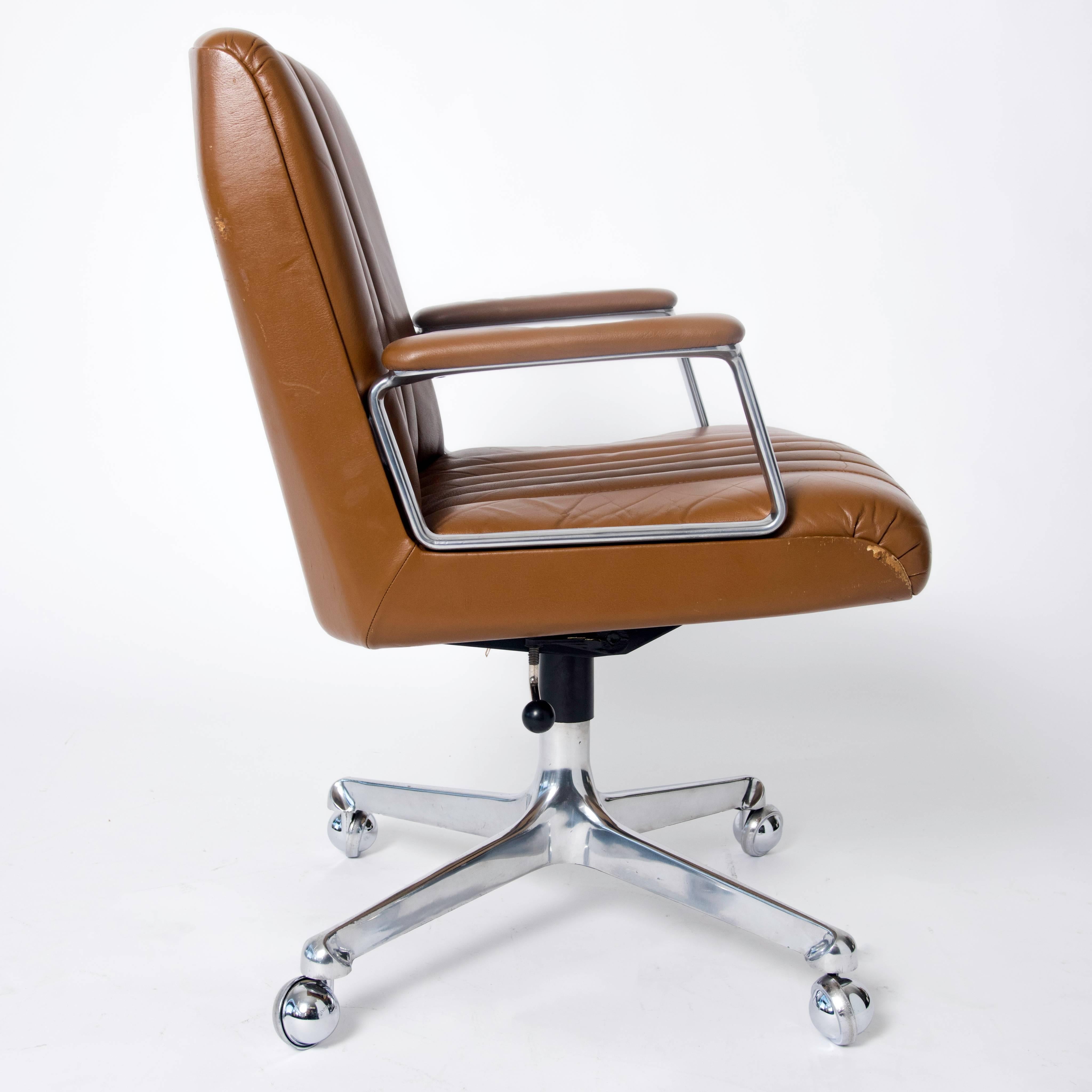 Swiveling Office Chair on Casters by Osvaldo Borsani for Tecno 1