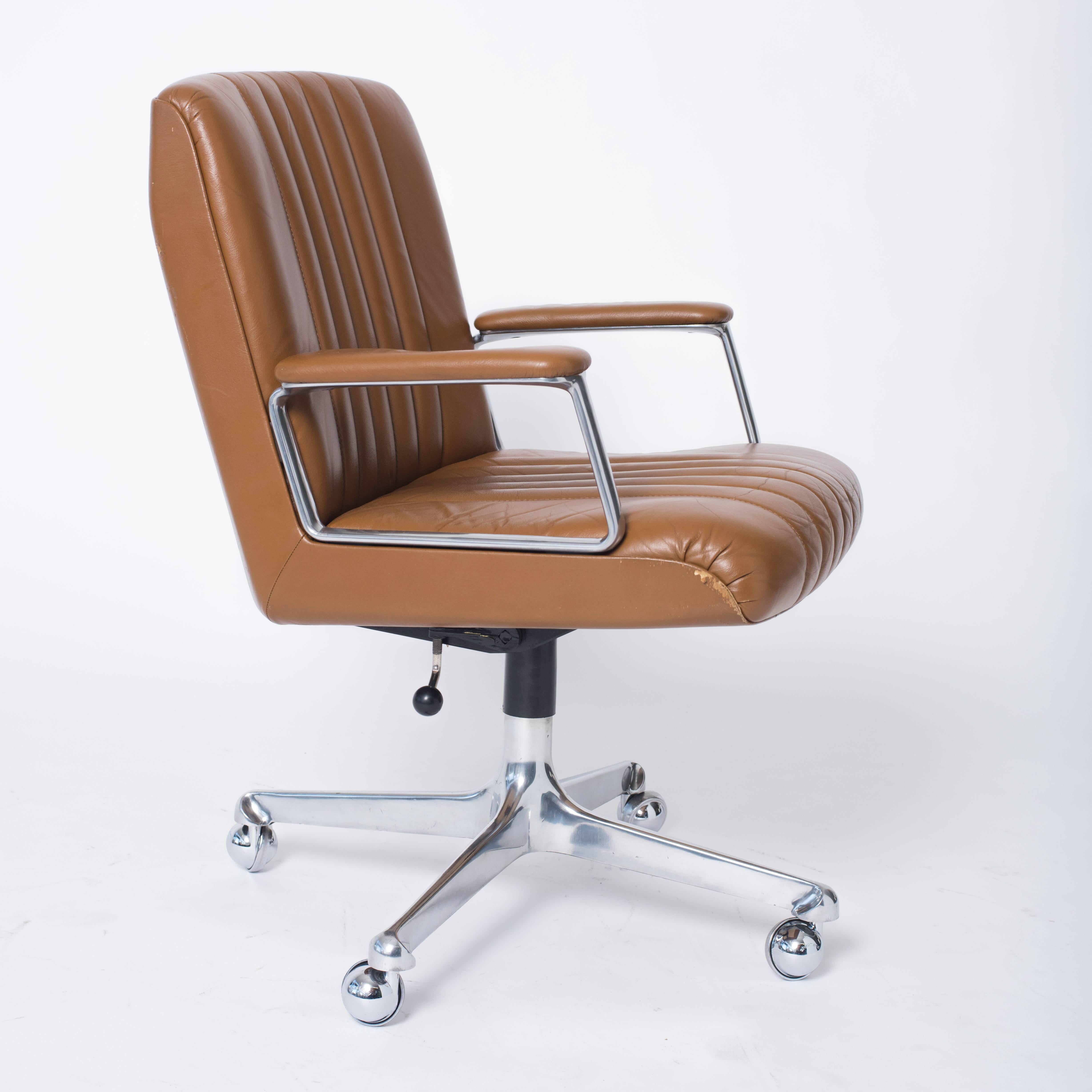 Swiveling Office Chair on Casters by Osvaldo Borsani for Tecno 2