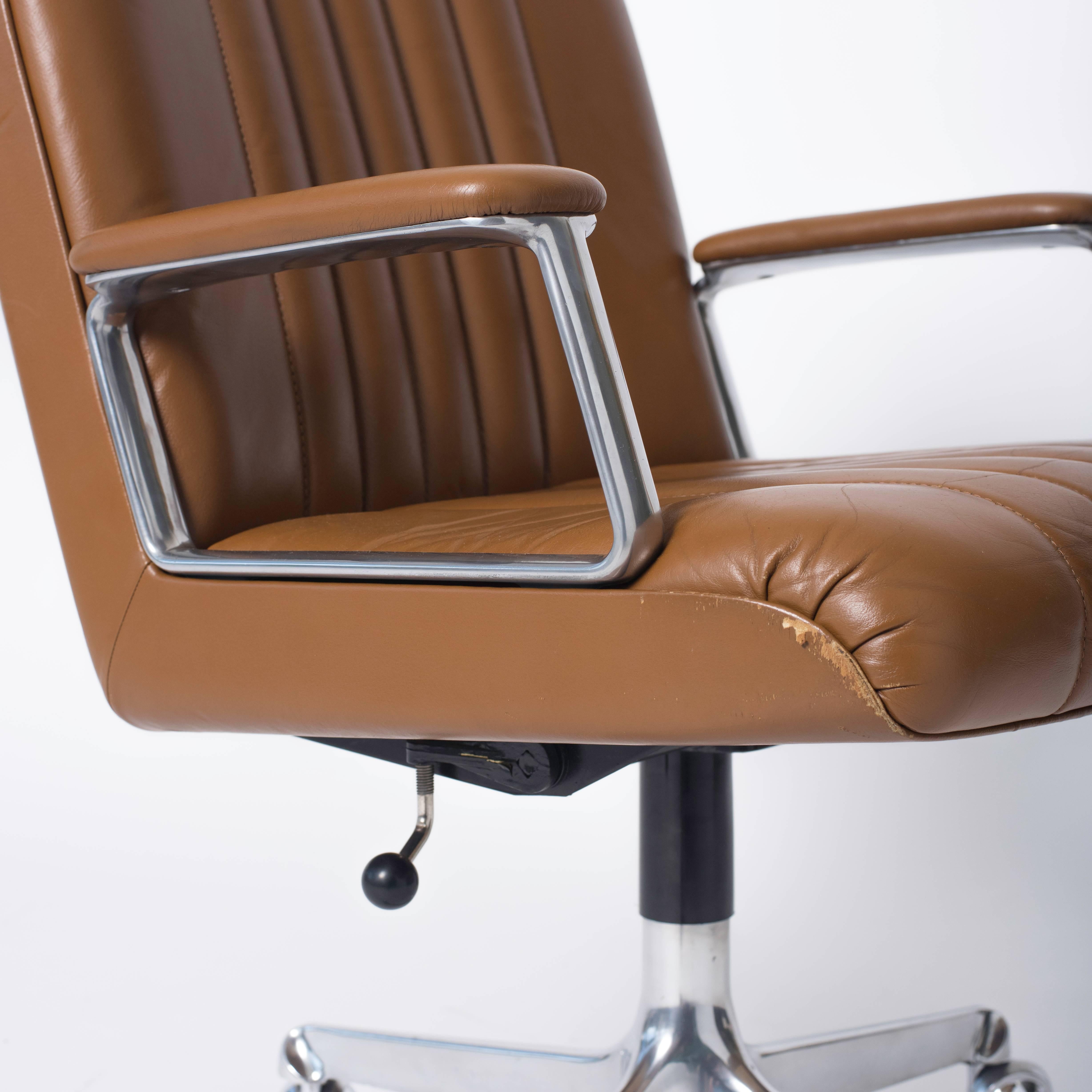 Swiveling Office Chair on Casters by Osvaldo Borsani for Tecno 3
