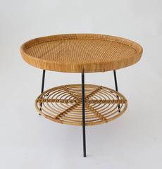 Rattan-Tabletttisch mit zwei Etagen und schmiedeeisernen Beinen