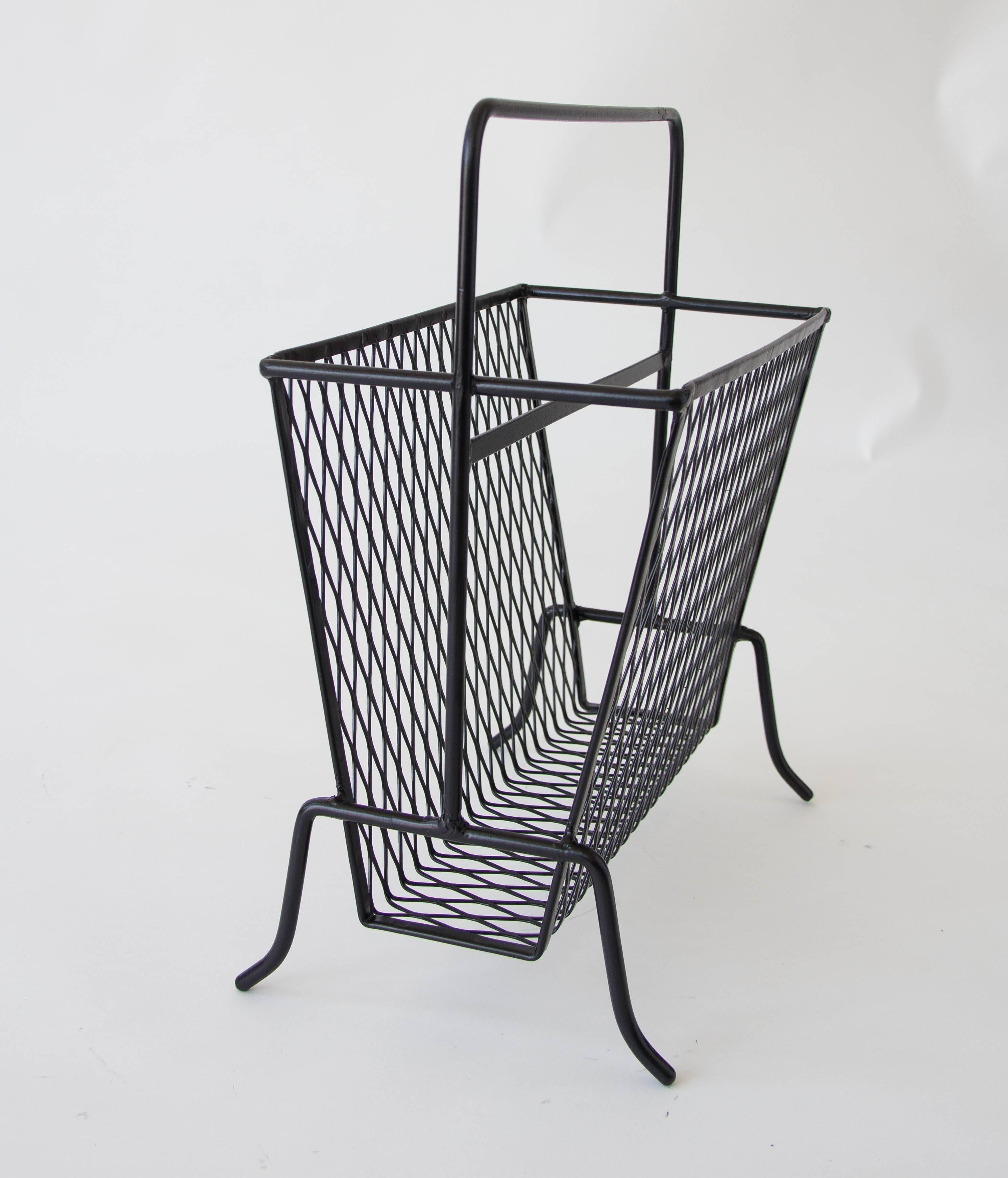 Mid-Century Wire Mesh Magazine Rack In Excellent Condition In Los Angeles, CA