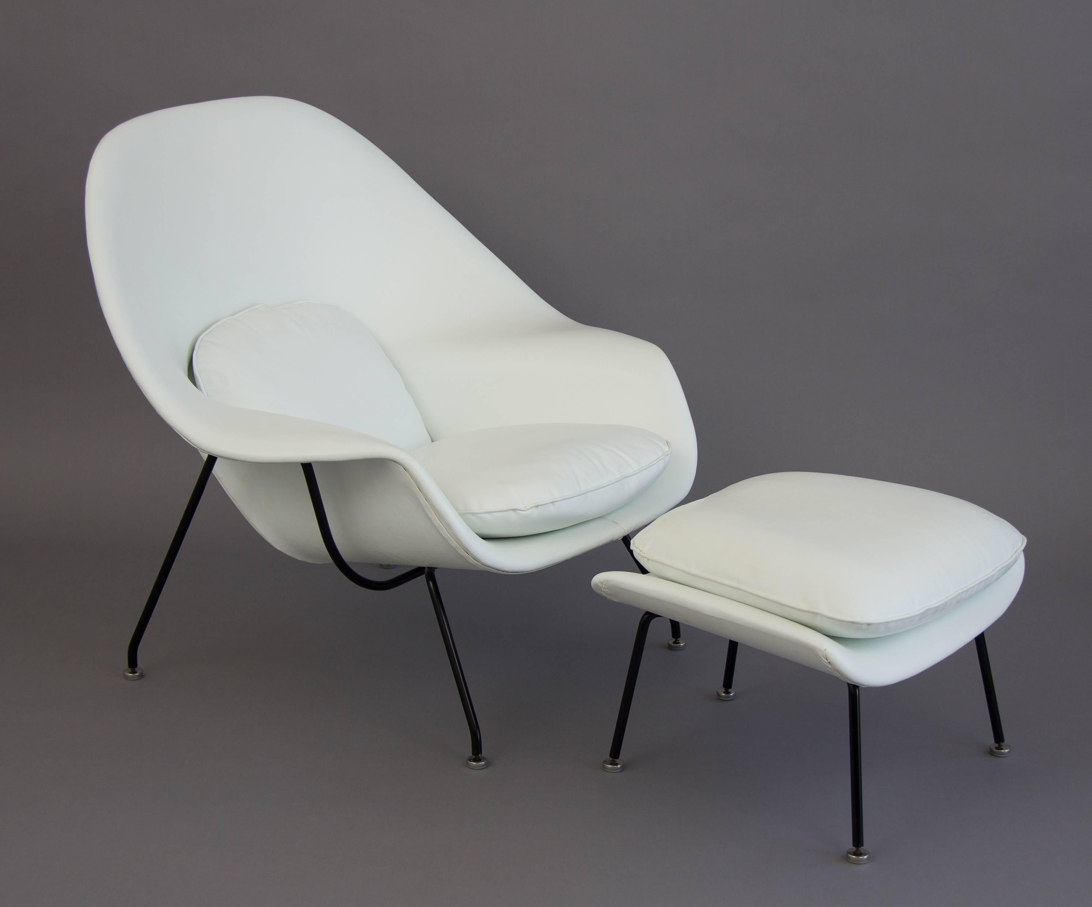 Mid-20th Century Eero Saarinen White Womb Chair and Ottoman for Knoll