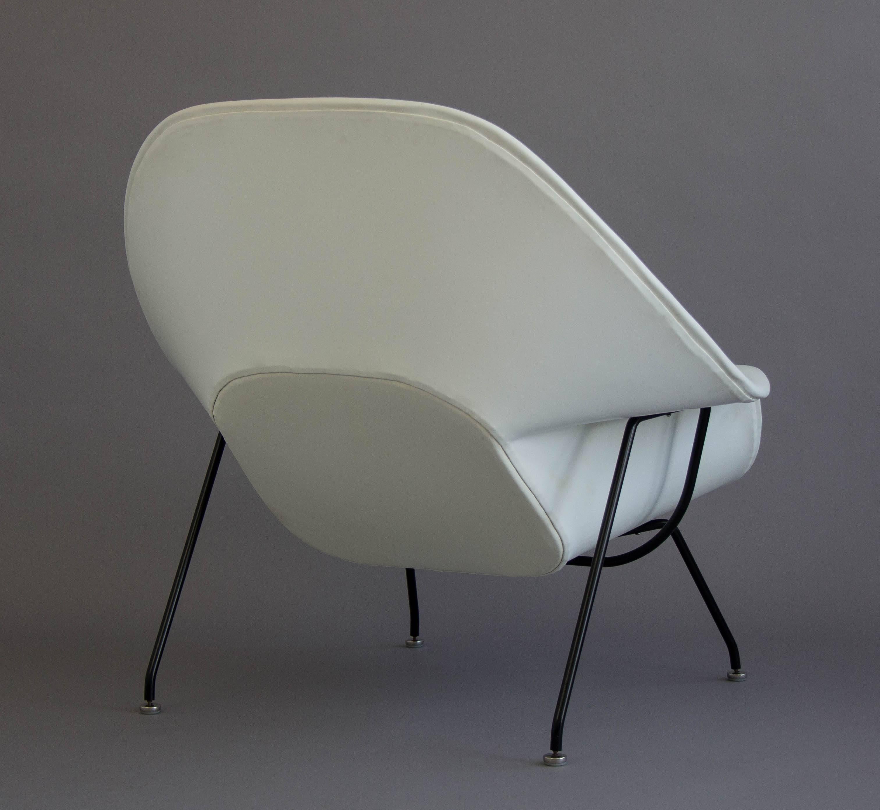 Mid-Century Modern Eero Saarinen White Womb Chair and Ottoman for Knoll