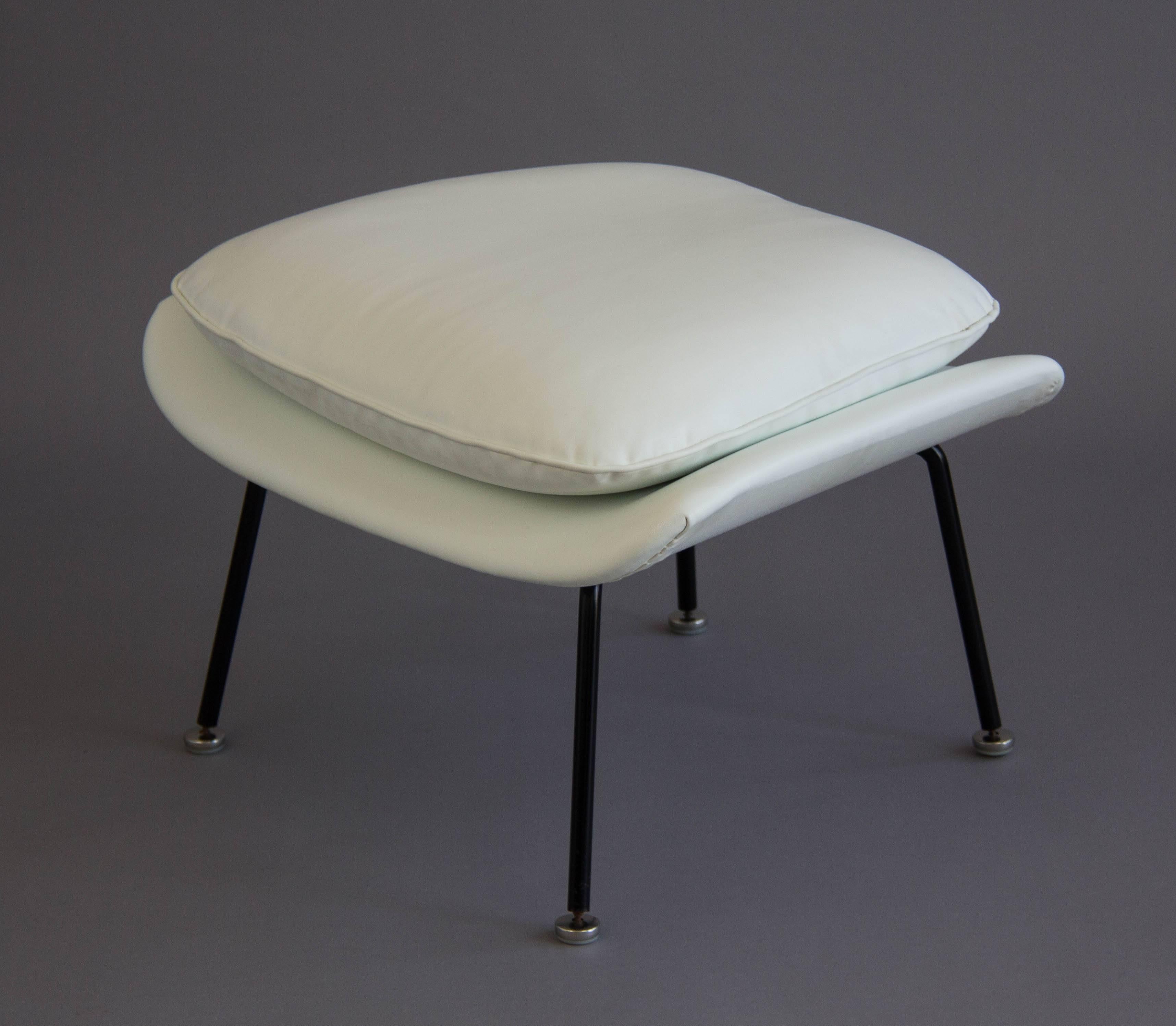 Eero Saarinen White Womb Chair and Ottoman for Knoll In Excellent Condition In Los Angeles, CA