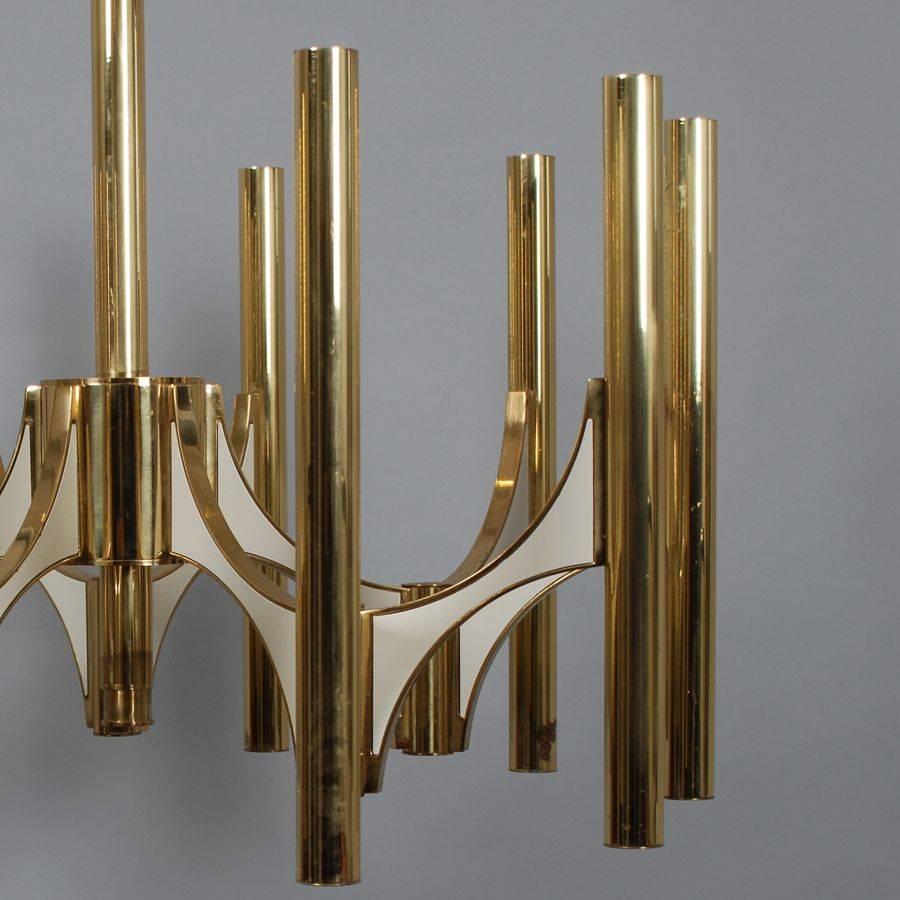 Gaetano Sciolari chandelier in brass and aluminium, Italy, 1970s.

Lacquered brass tubes with ten consecutive lights with decor in lacquered aluminium. 

Newly wired and checked for functionality in our workshops. 

